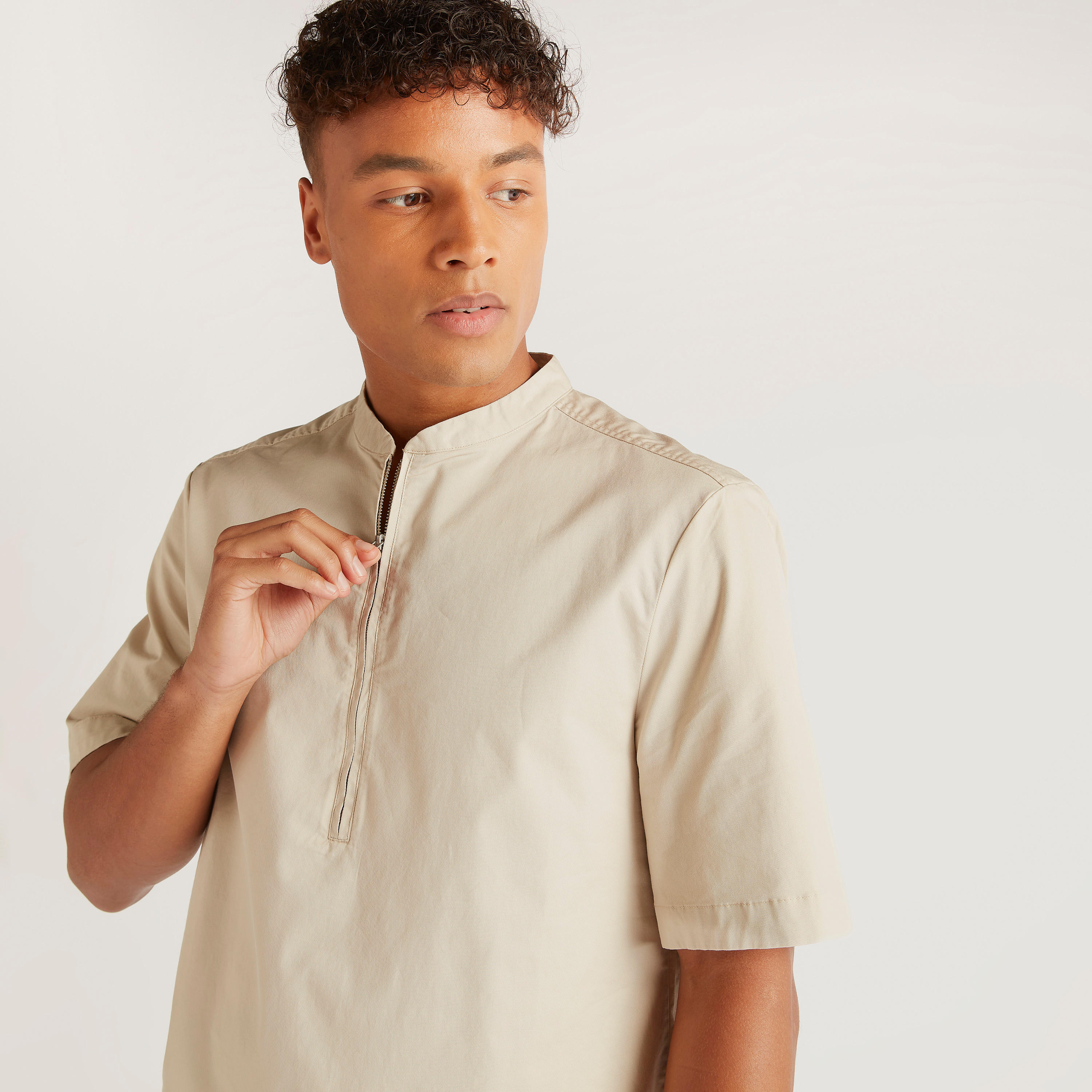 قميص سادة بقصة مريحة مع ياقة ماندارين ونصف سحاب-men-clothing-shirts-image-5