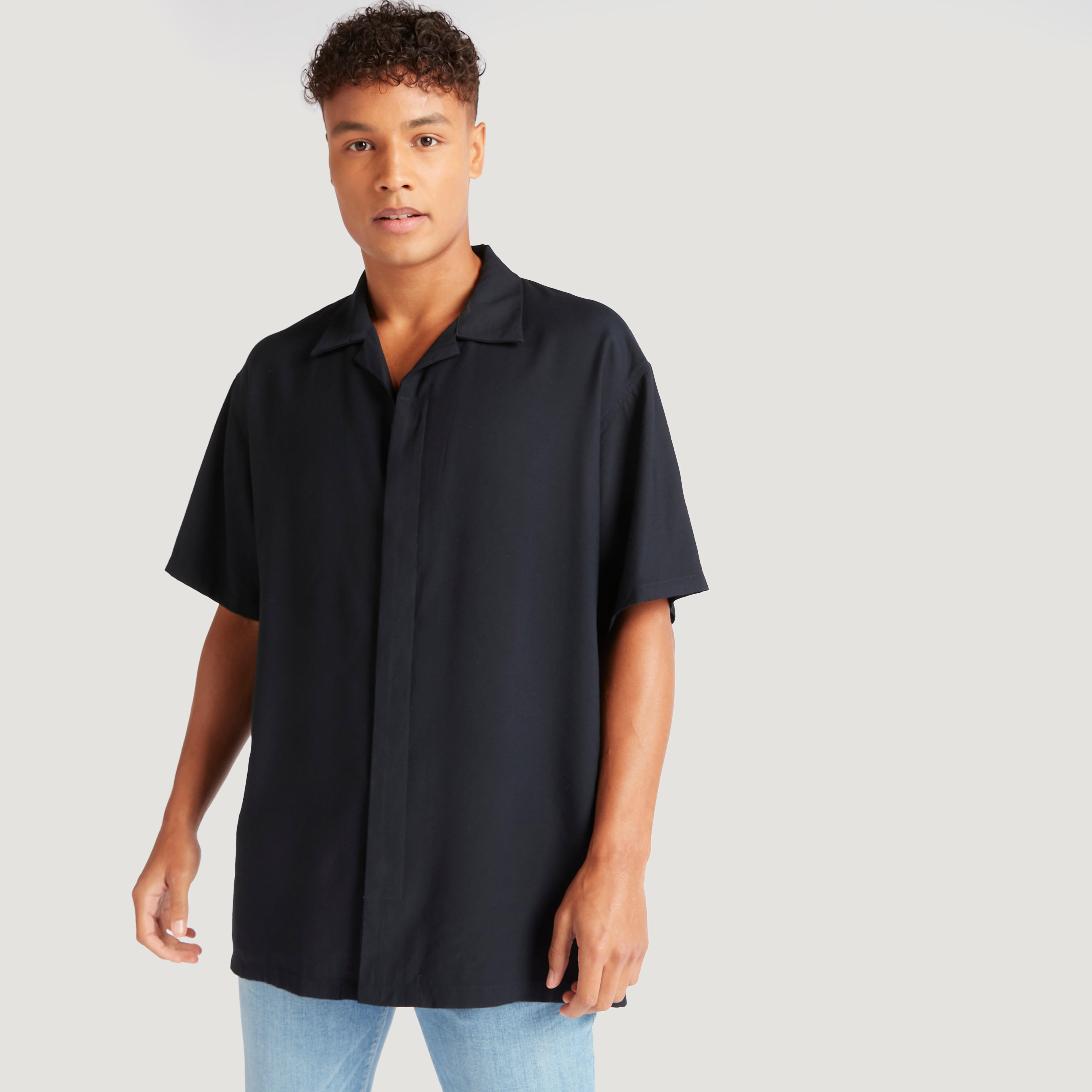 قميص سادة بقصة مريحة وأكمام قصيرة ووصلة أزرار مخفية-men-clothing-shirts-image-5
