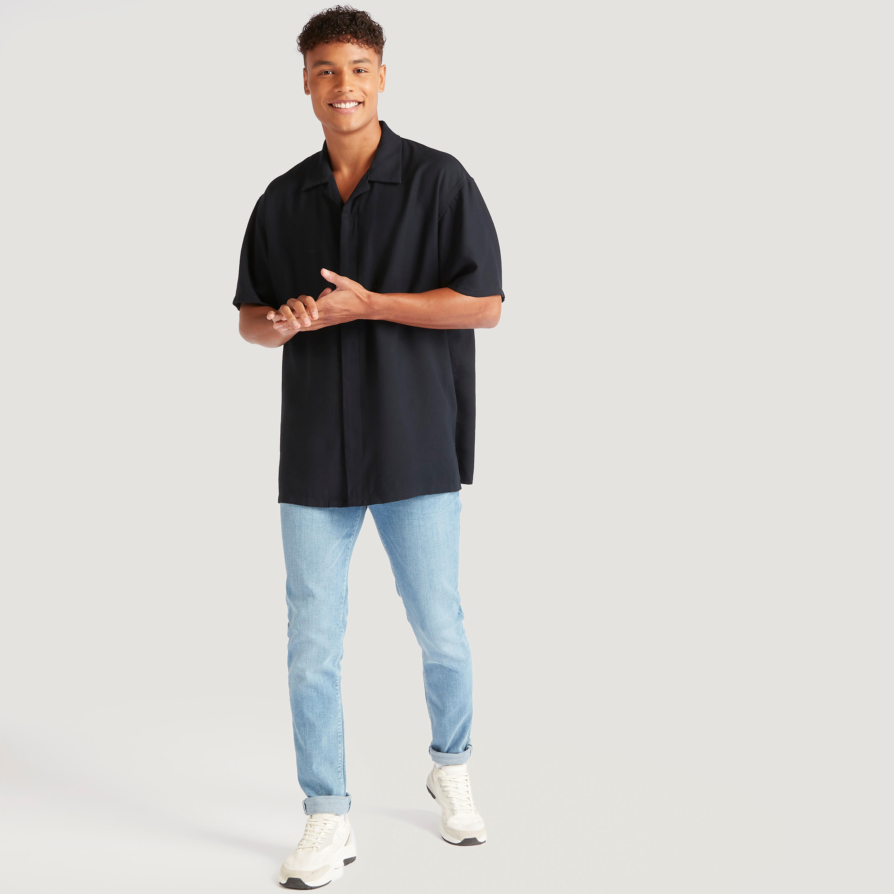 قميص سادة بقصة مريحة وأكمام قصيرة ووصلة أزرار مخفية-men-clothing-shirts-image-4