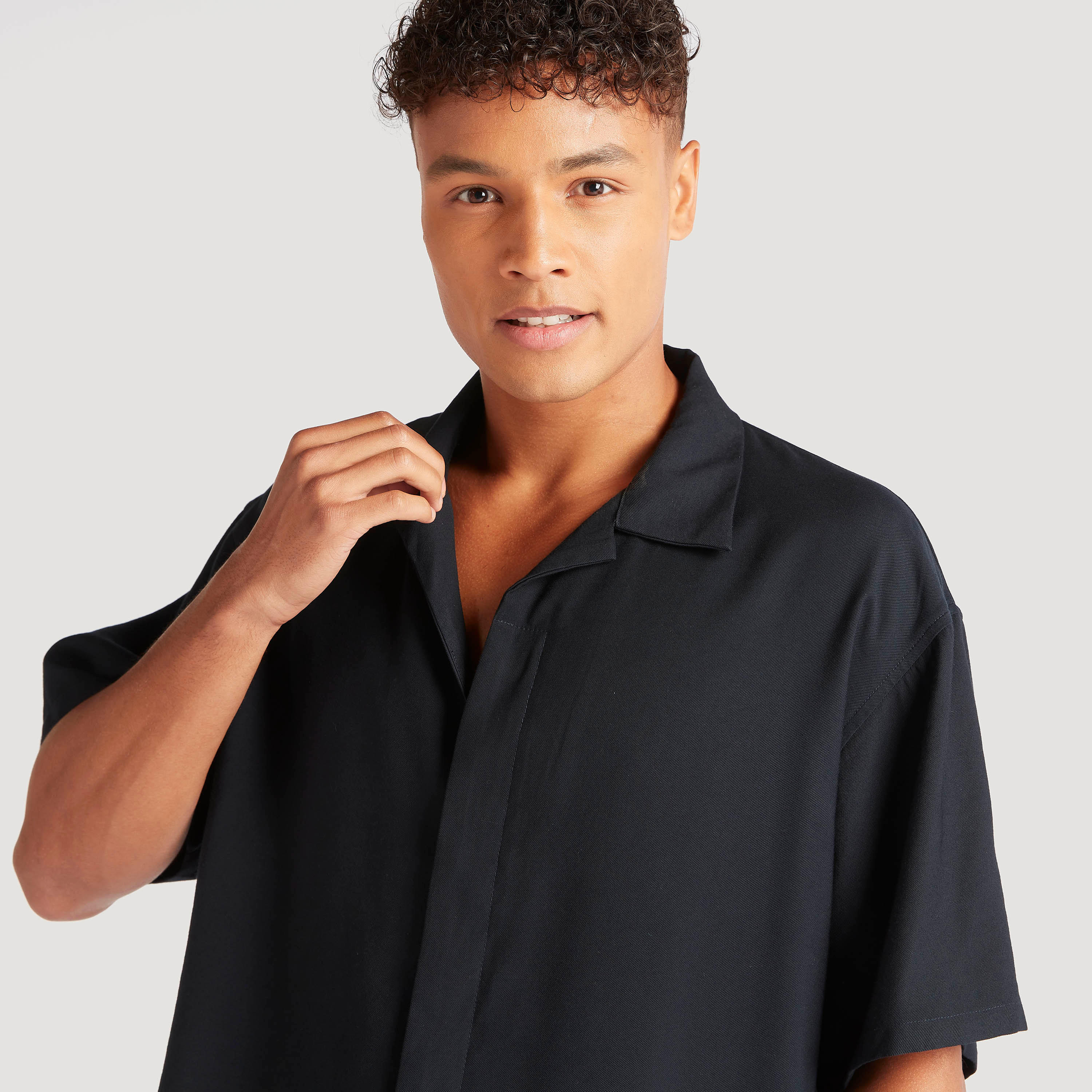 قميص سادة بقصة مريحة وأكمام قصيرة ووصلة أزرار مخفية-men-clothing-shirts-image-3