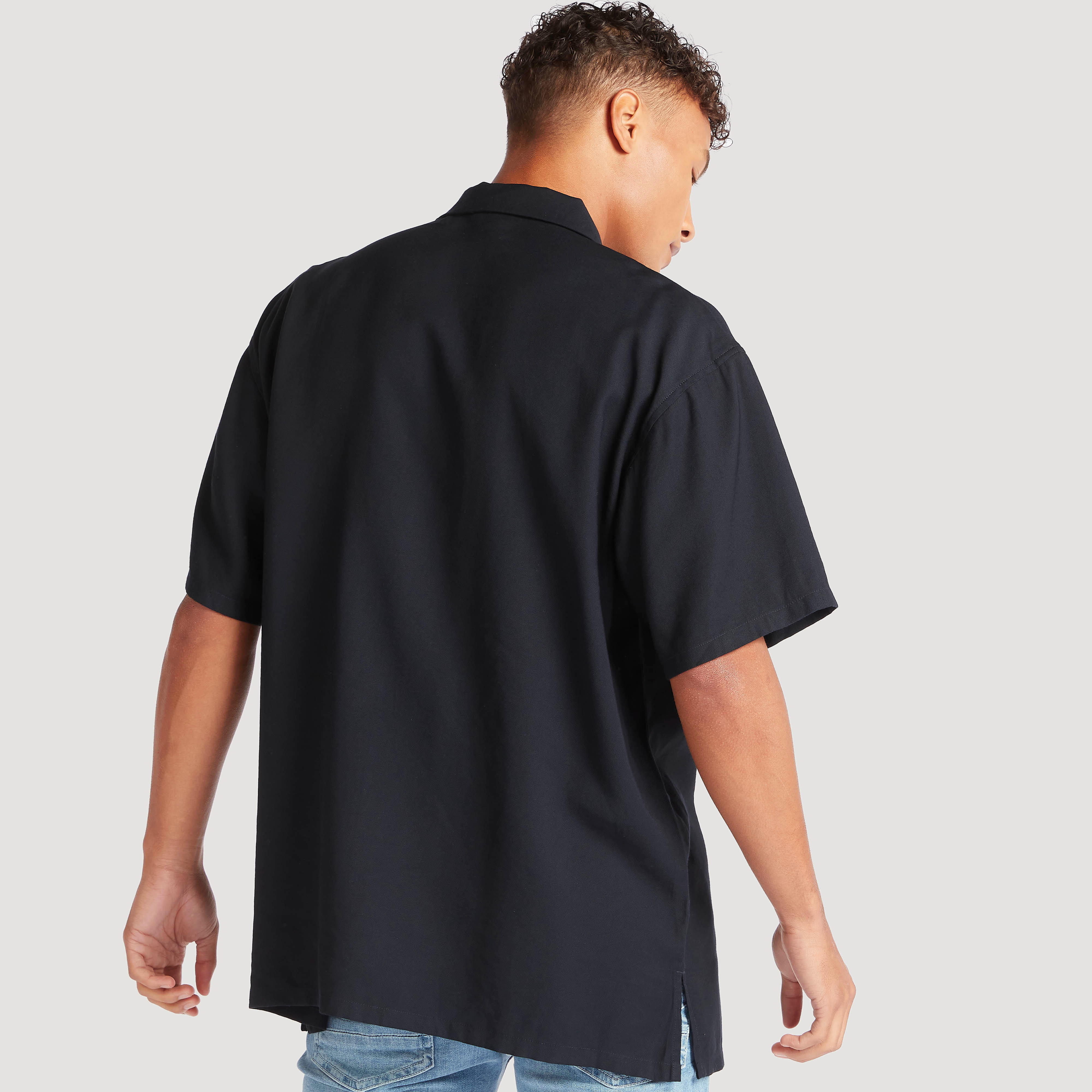 قميص سادة بقصة مريحة وأكمام قصيرة ووصلة أزرار مخفية-men-clothing-shirts-image-2