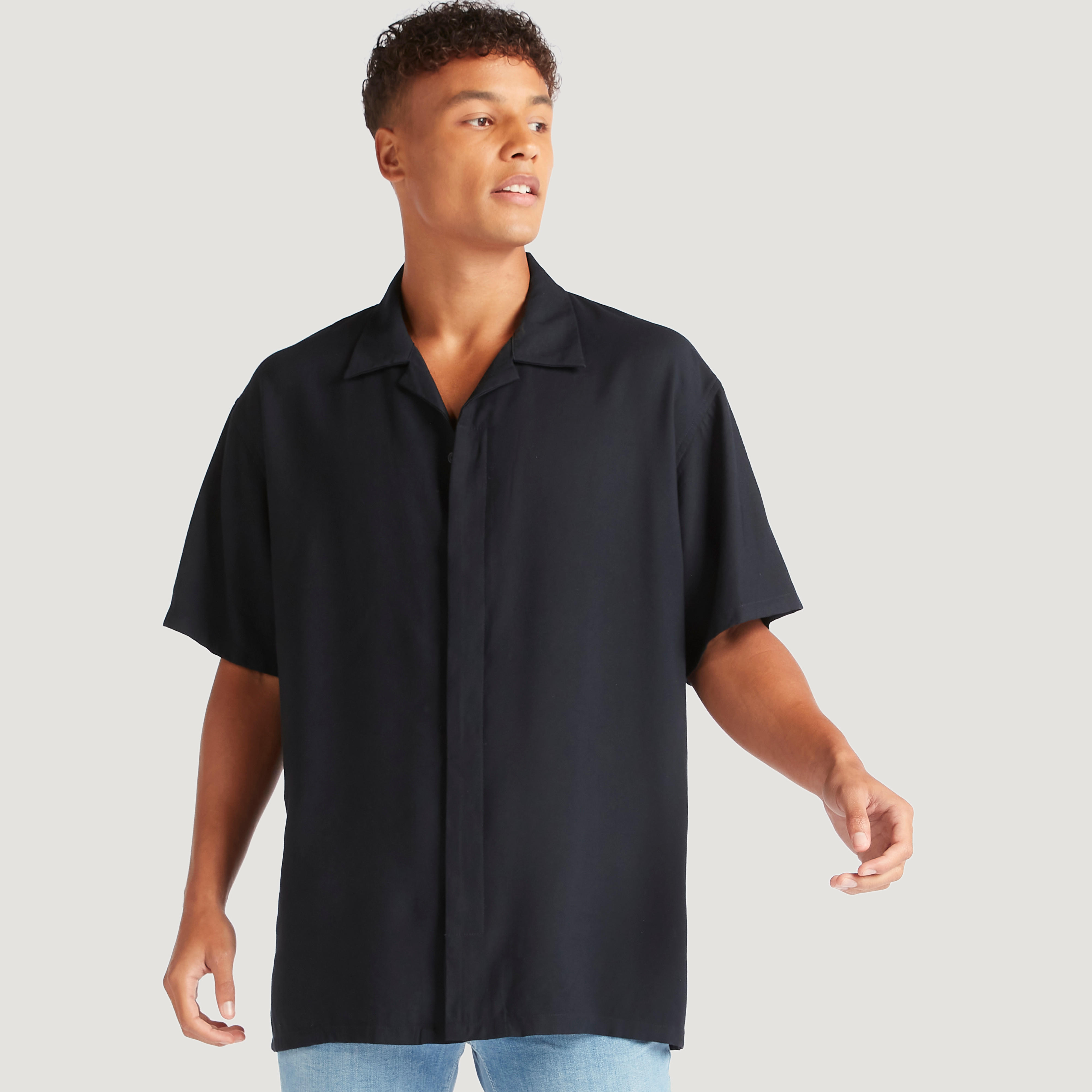 قميص سادة بقصة مريحة وأكمام قصيرة ووصلة أزرار مخفية-men-clothing-shirts-image-1