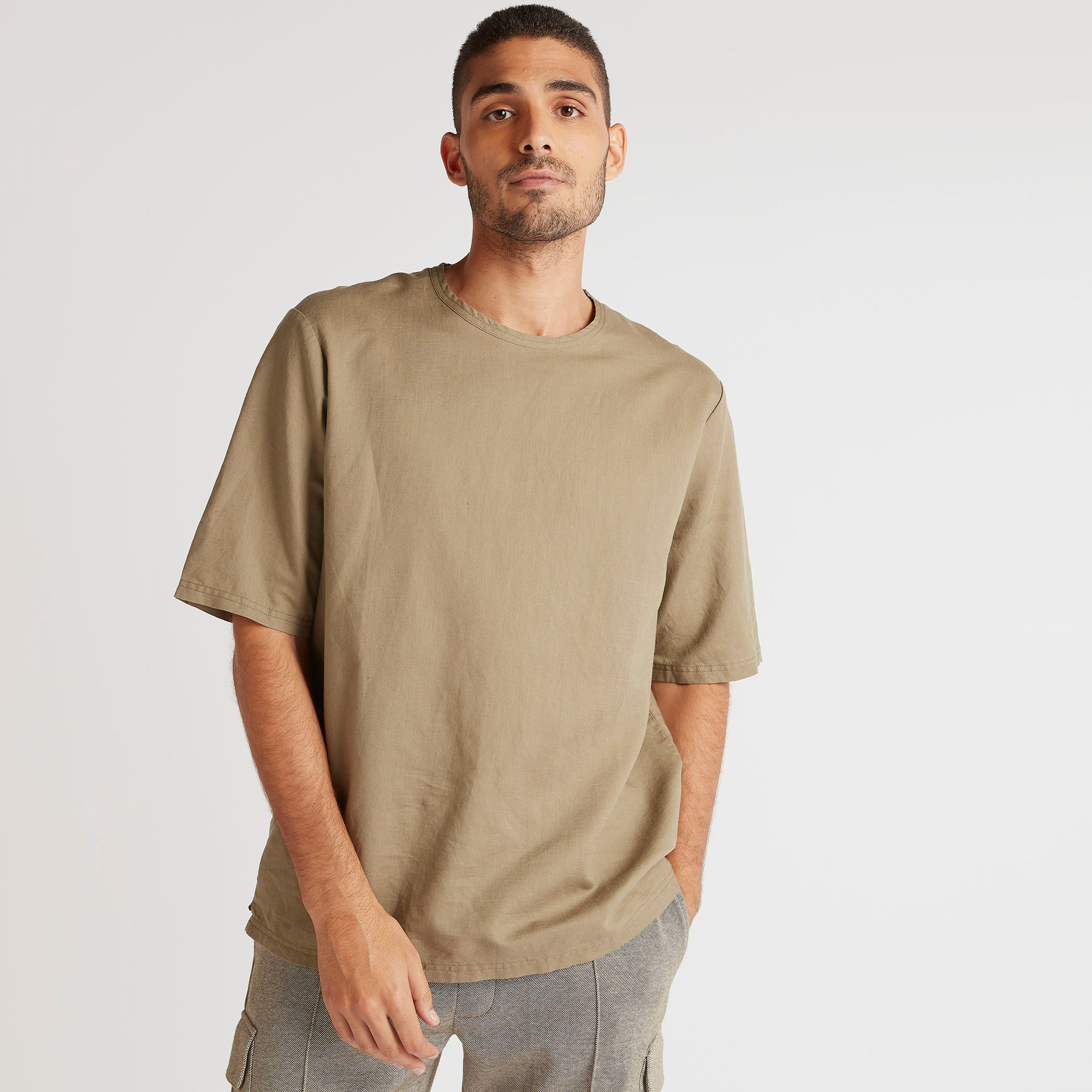 تيشيرت سادة بياقة ضيّقة وأكمام قصيرة-men-clothing-tshirtsandpolos-tshirts-image-4