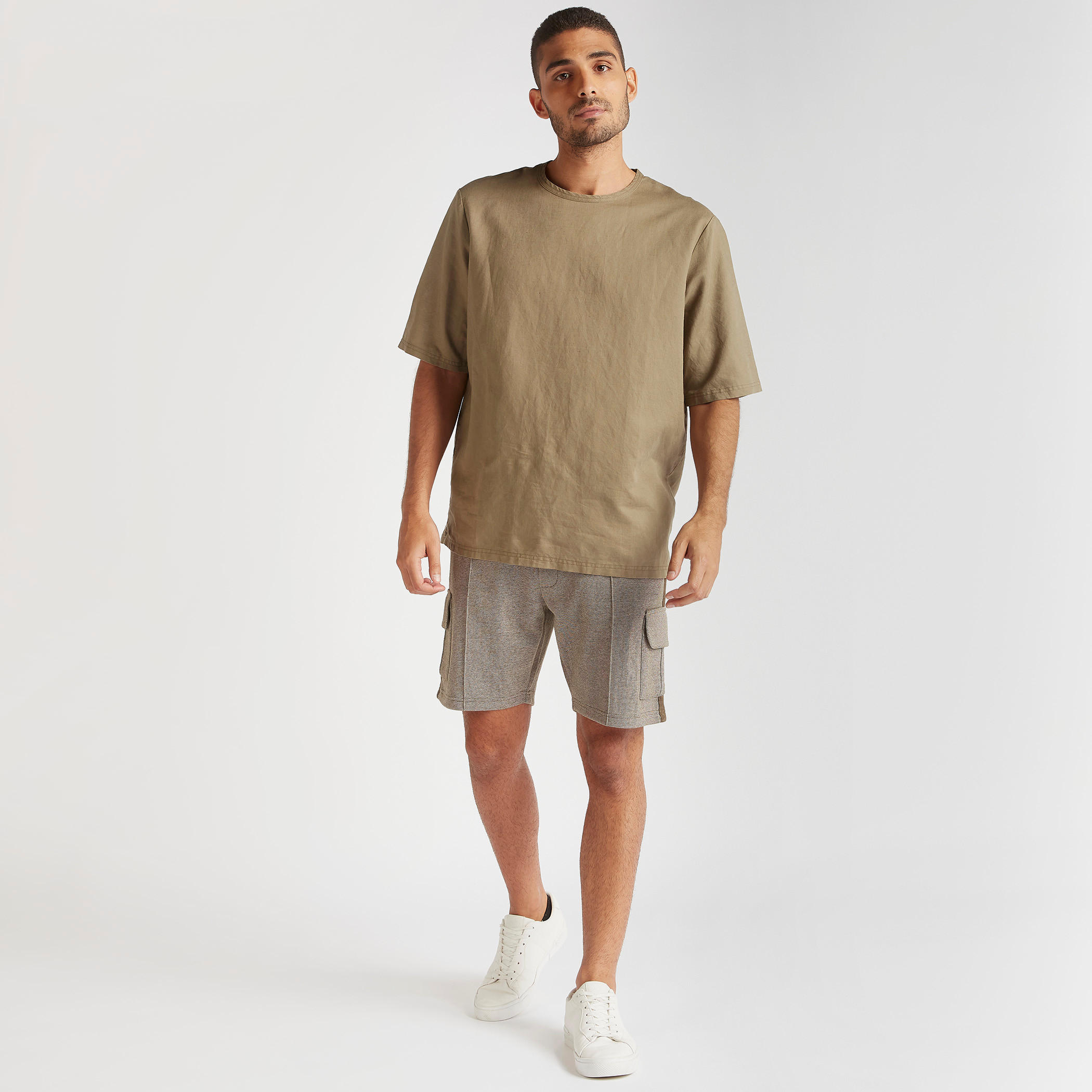 تيشيرت سادة بياقة ضيّقة وأكمام قصيرة-men-clothing-tshirtsandpolos-tshirts-image-3
