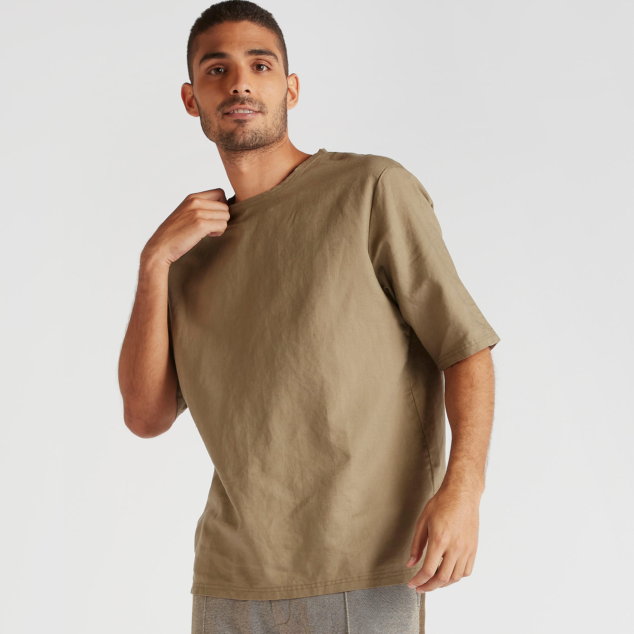 تيشيرت سادة بياقة ضيّقة وأكمام قصيرة-men-clothing-tshirtsandpolos-tshirts-image-2