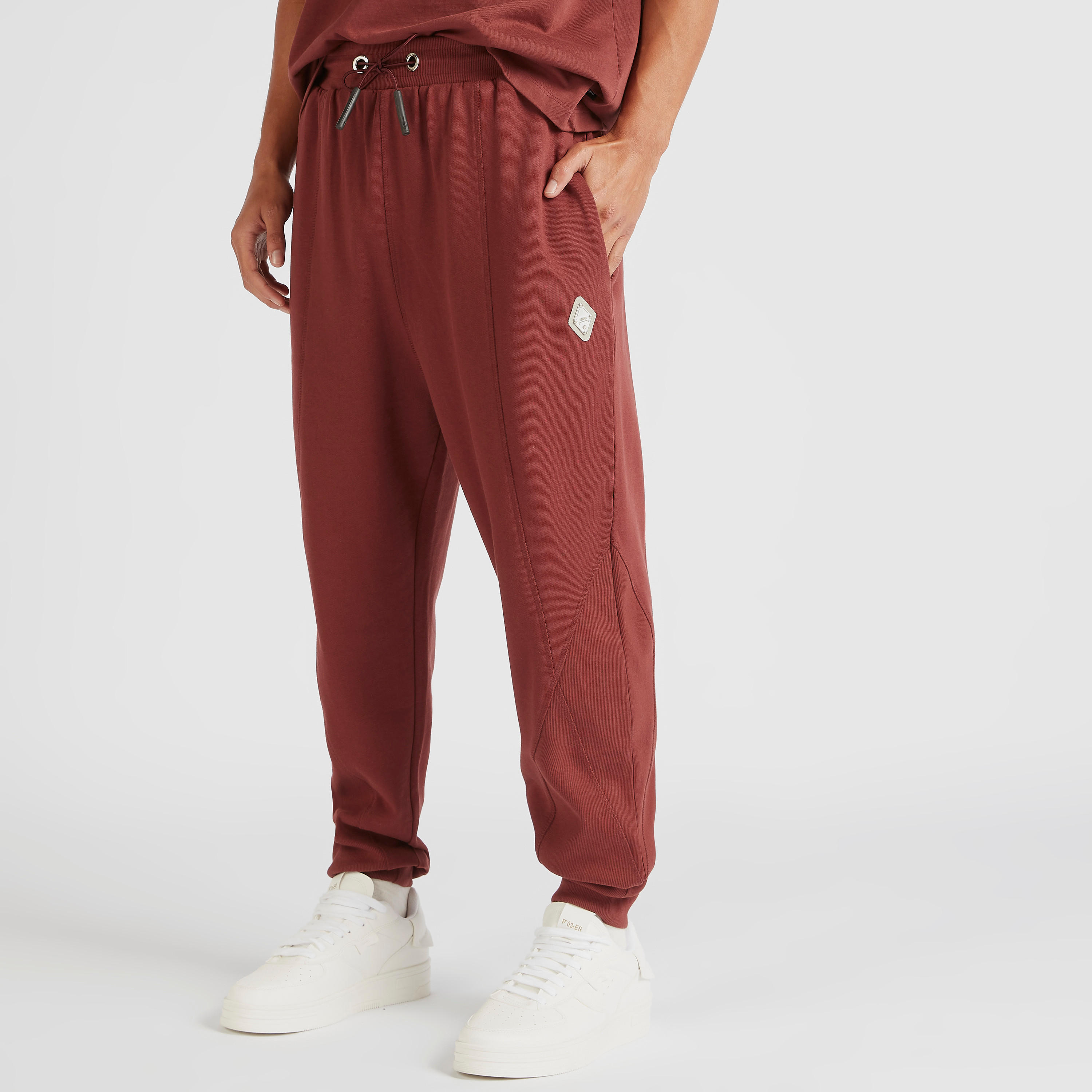 بنطلون رياضي بخصر متوسط الارتفاع وزخرفة شعار-men-clothing-bottoms-joggers-image-1