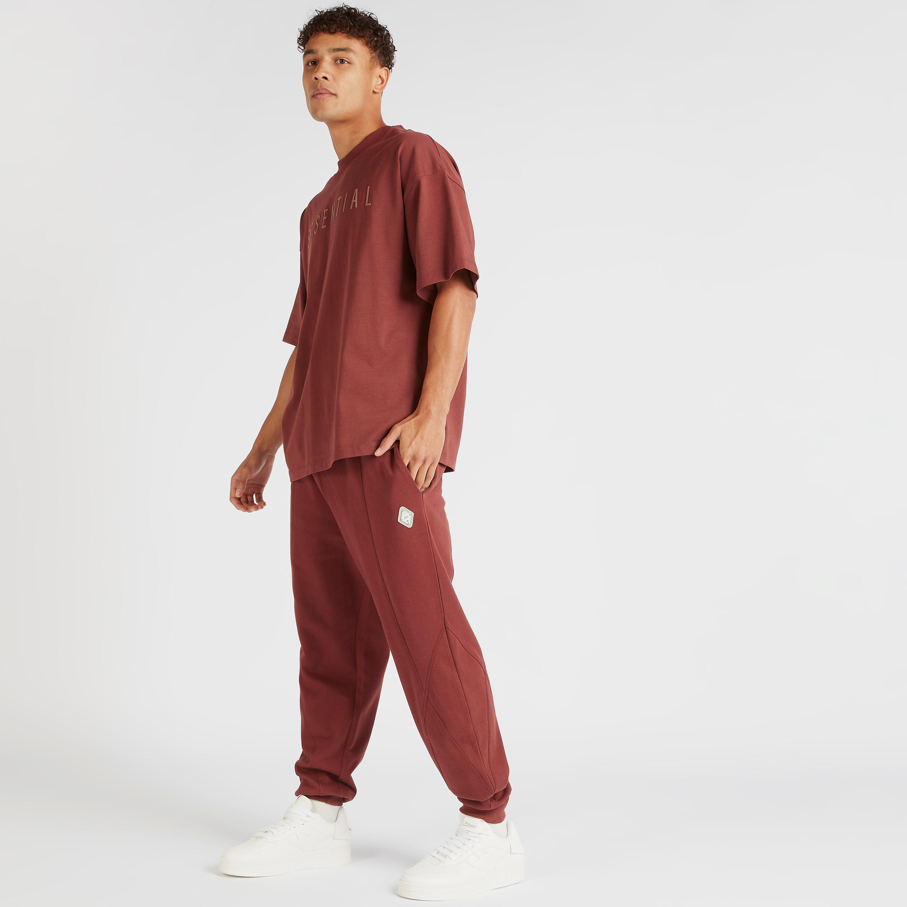 بنطلون رياضي بخصر متوسط الارتفاع وزخرفة شعار-men-clothing-bottoms-joggers-image-2