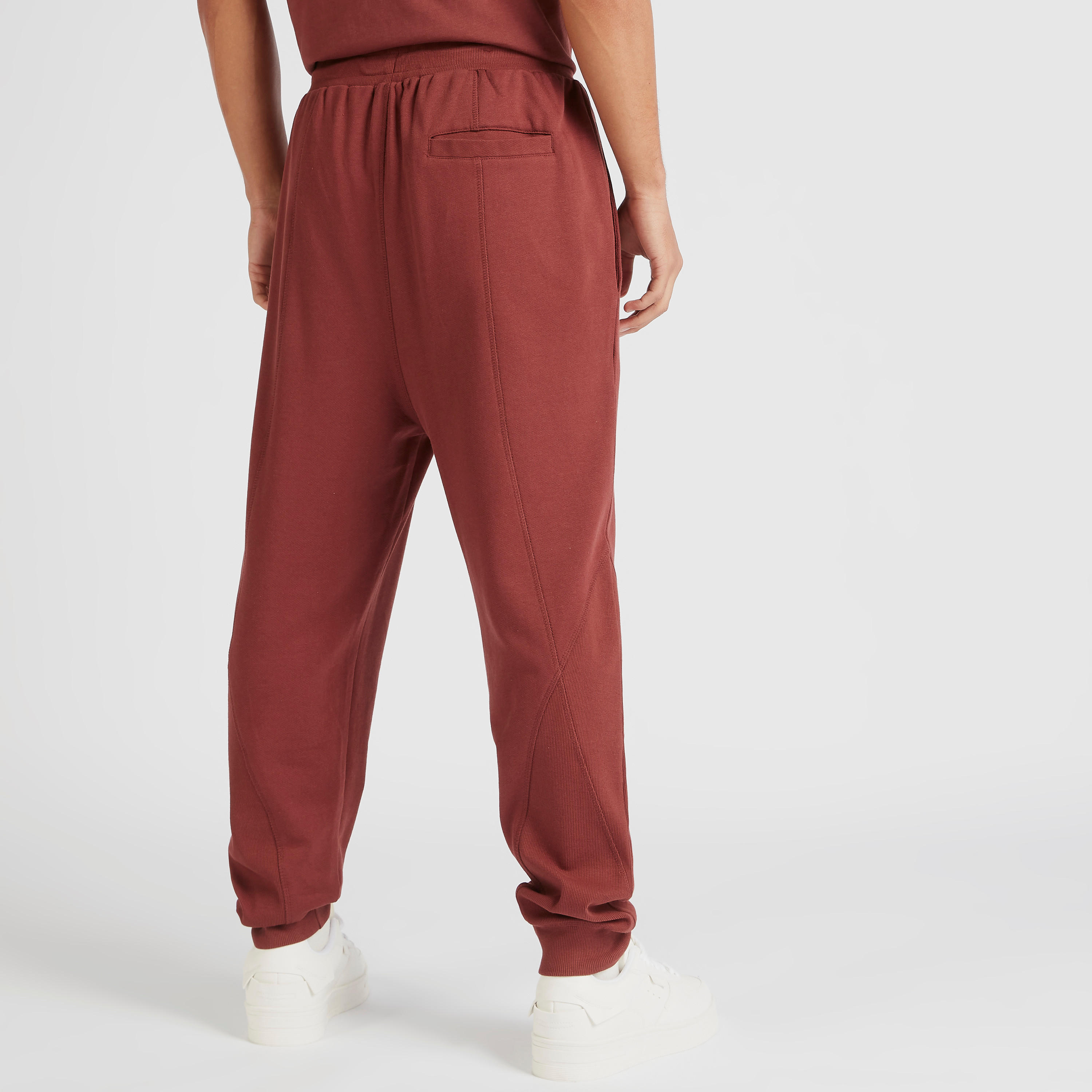 بنطلون رياضي بخصر متوسط الارتفاع وزخرفة شعار-men-clothing-bottoms-joggers-image-4