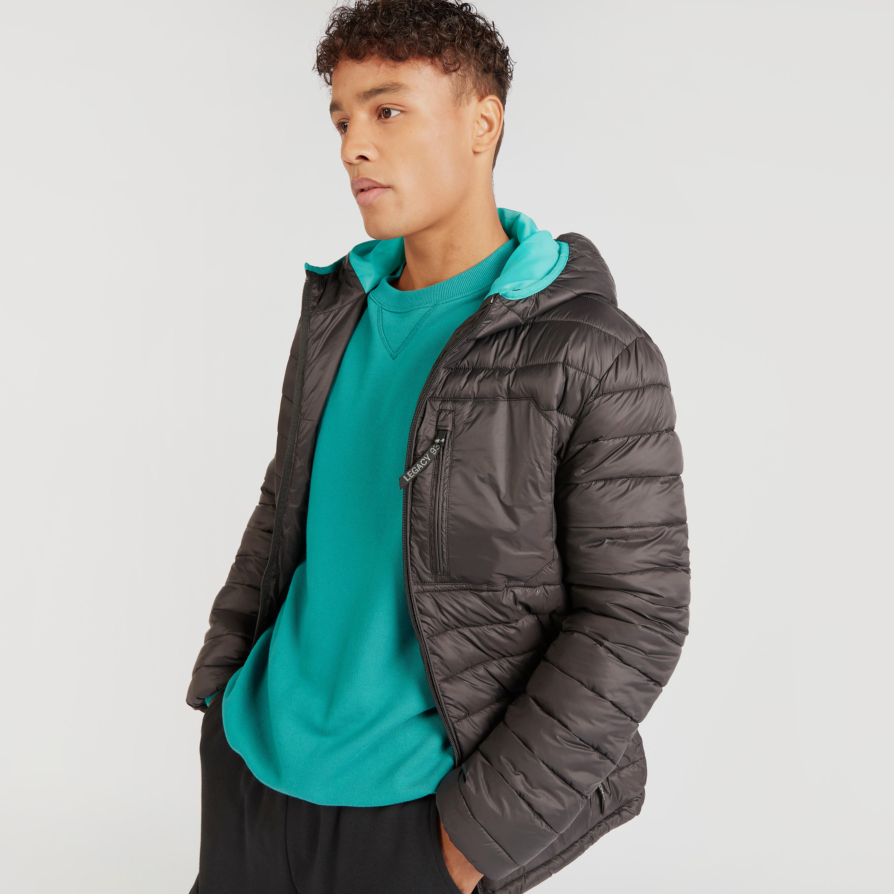 جاكيت مبطن بقبعة وسحاب وأكمام طويلة وجيوب-men-clothing-jacketsandblazers-jackets-image-1