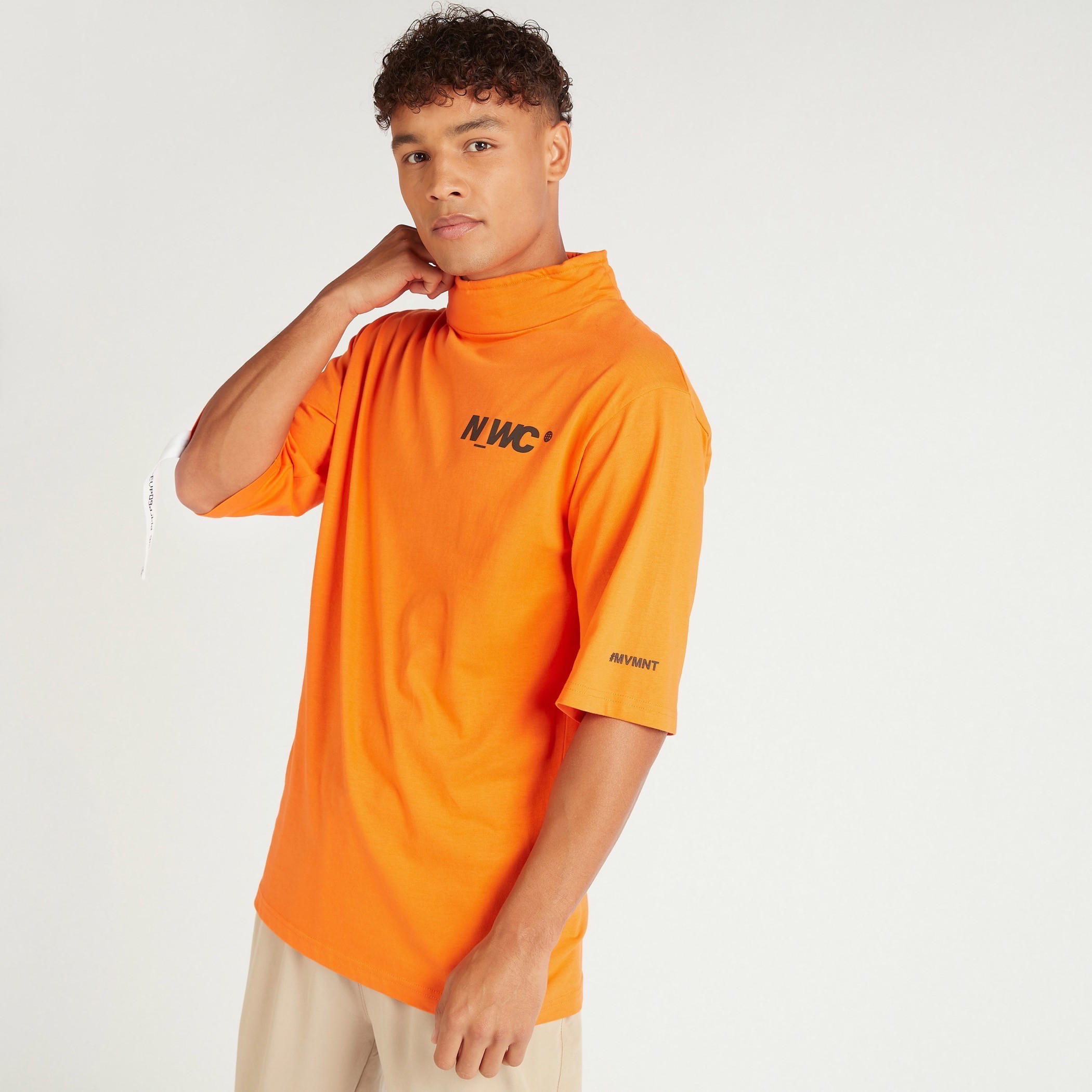 تيشيرت بأكمام قصيرة وياقة عالية وطبعات-men-clothing-tshirtsandpolos-tshirts-image-1