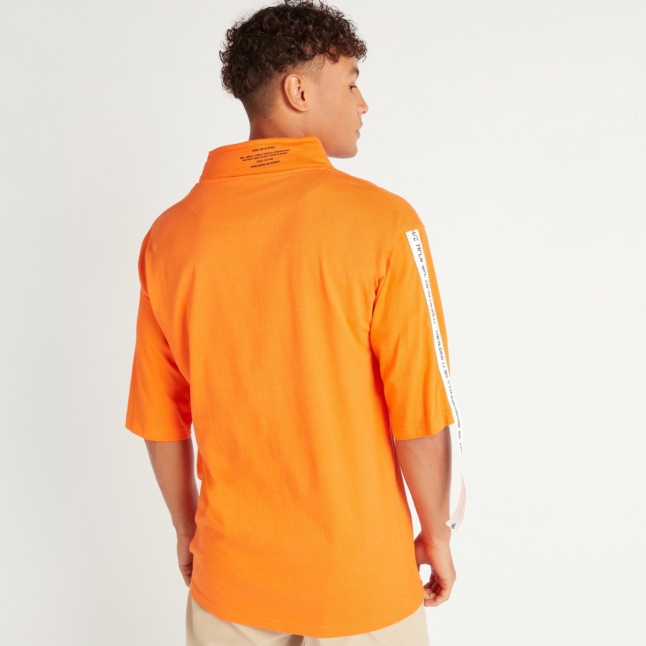 تيشيرت بأكمام قصيرة وياقة عالية وطبعات-men-clothing-tshirtsandpolos-tshirts-image-4