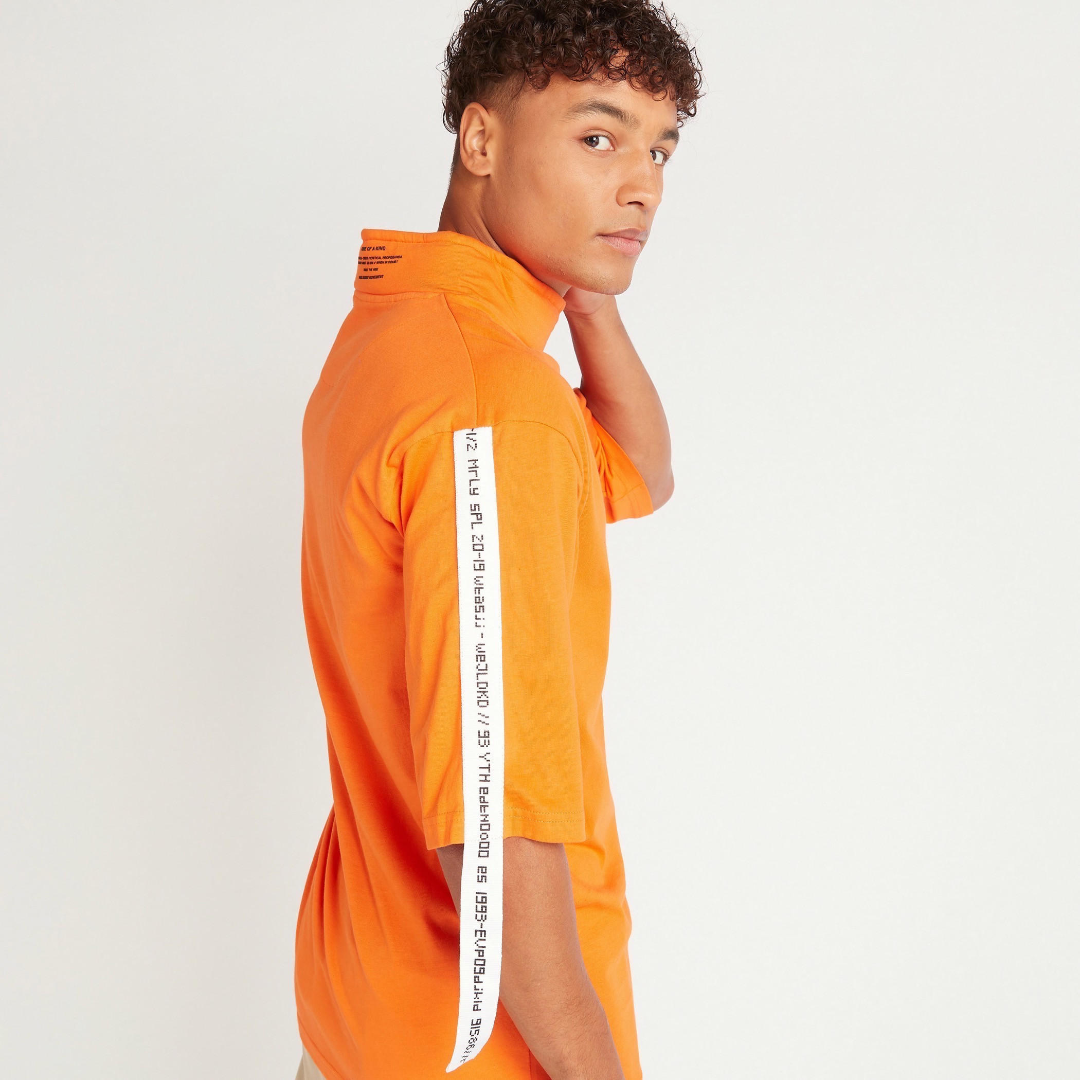 تيشيرت بأكمام قصيرة وياقة عالية وطبعات-men-clothing-tshirtsandpolos-tshirts-image-5