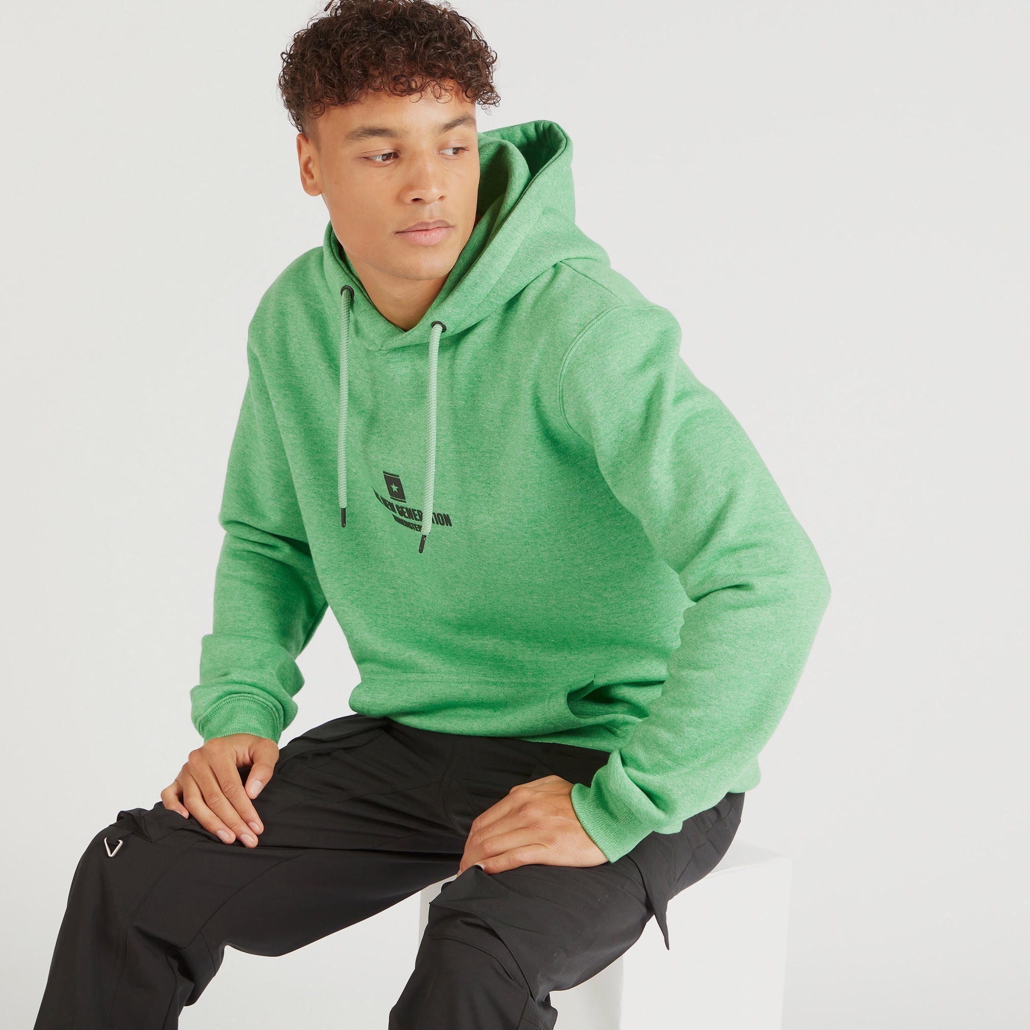 هودي بطبعات وأكمام طويلة وجيوب كنغر-men-winterwear-hoodiesandsweatshirts-image-1