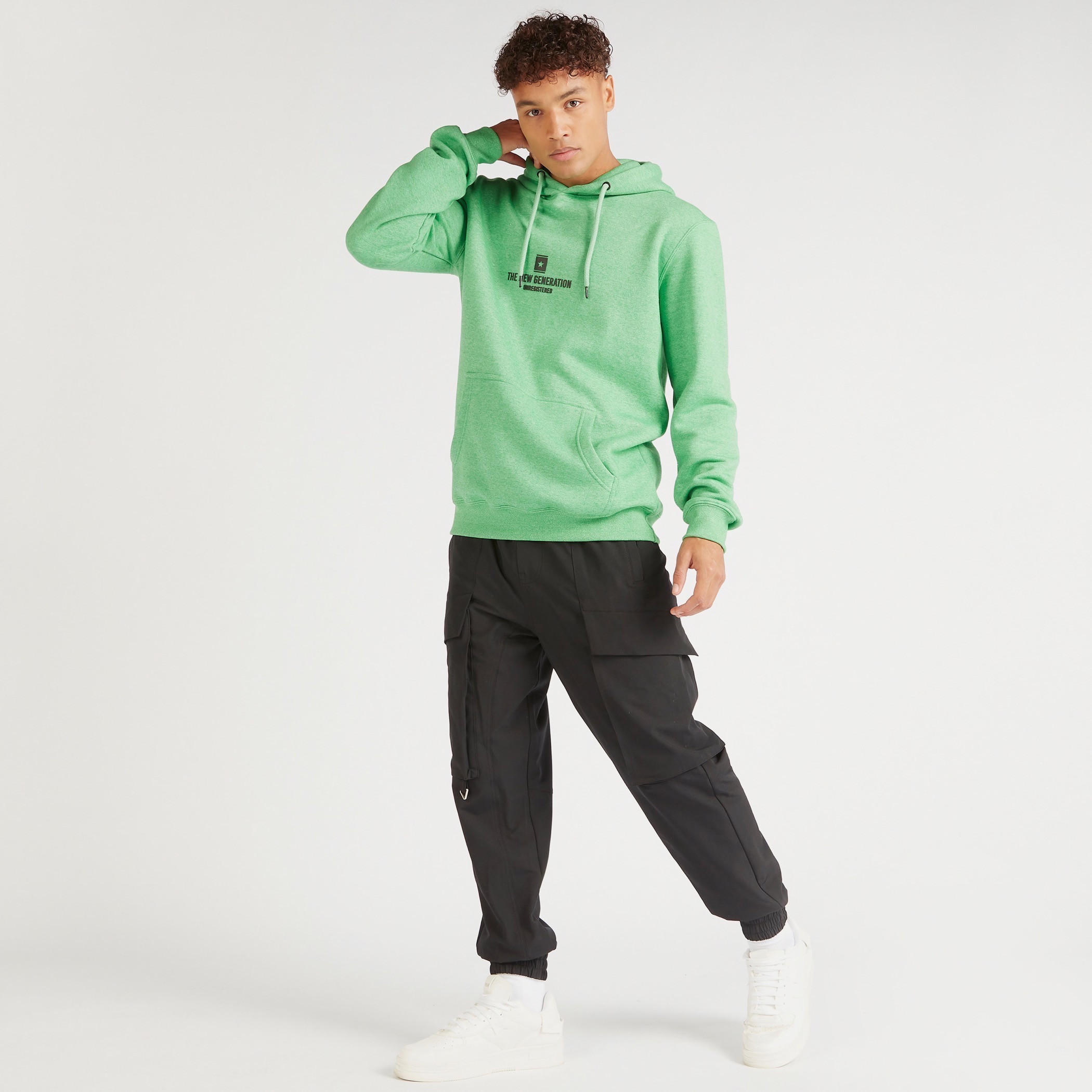 هودي بطبعات وأكمام طويلة وجيوب كنغر-men-winterwear-hoodiesandsweatshirts-image-2