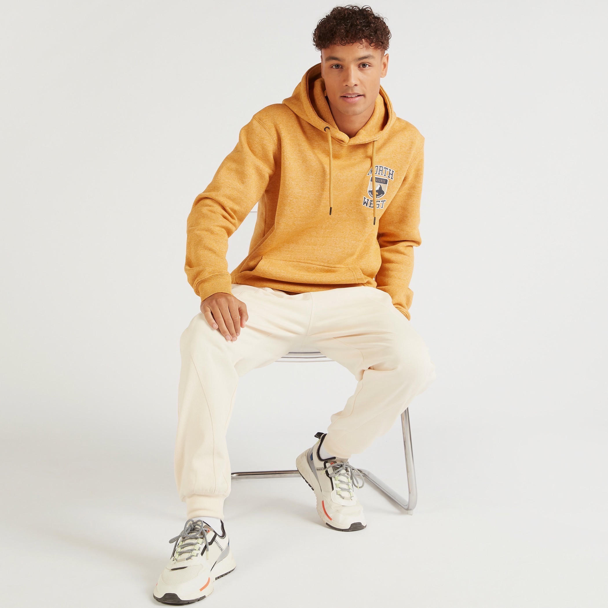 سويت شيرت بقبّعة وأكمام طويلة وطبعات-men-winterwear-hoodiesandsweatshirts-image-4