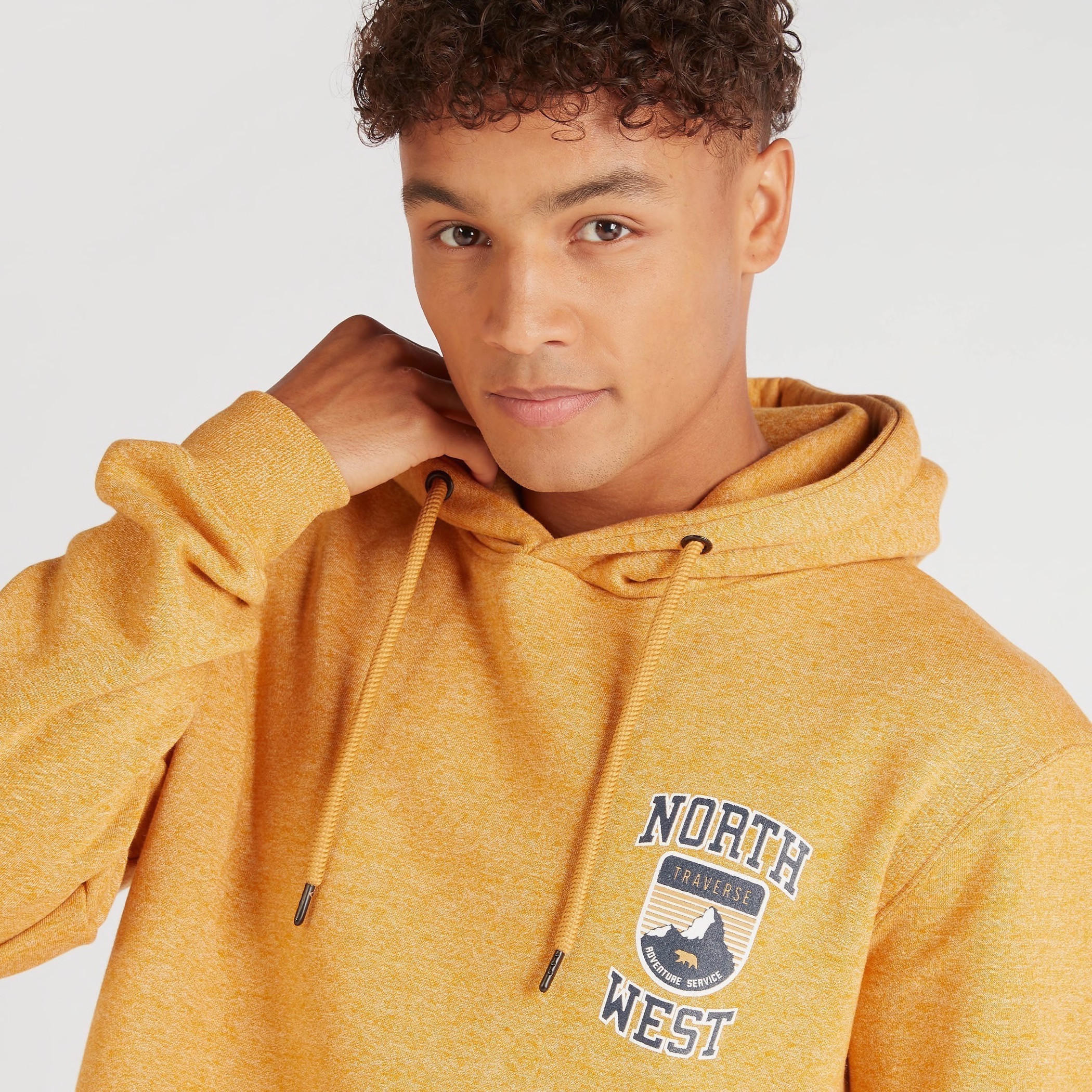 سويت شيرت بقبّعة وأكمام طويلة وطبعات-men-winterwear-hoodiesandsweatshirts-image-3