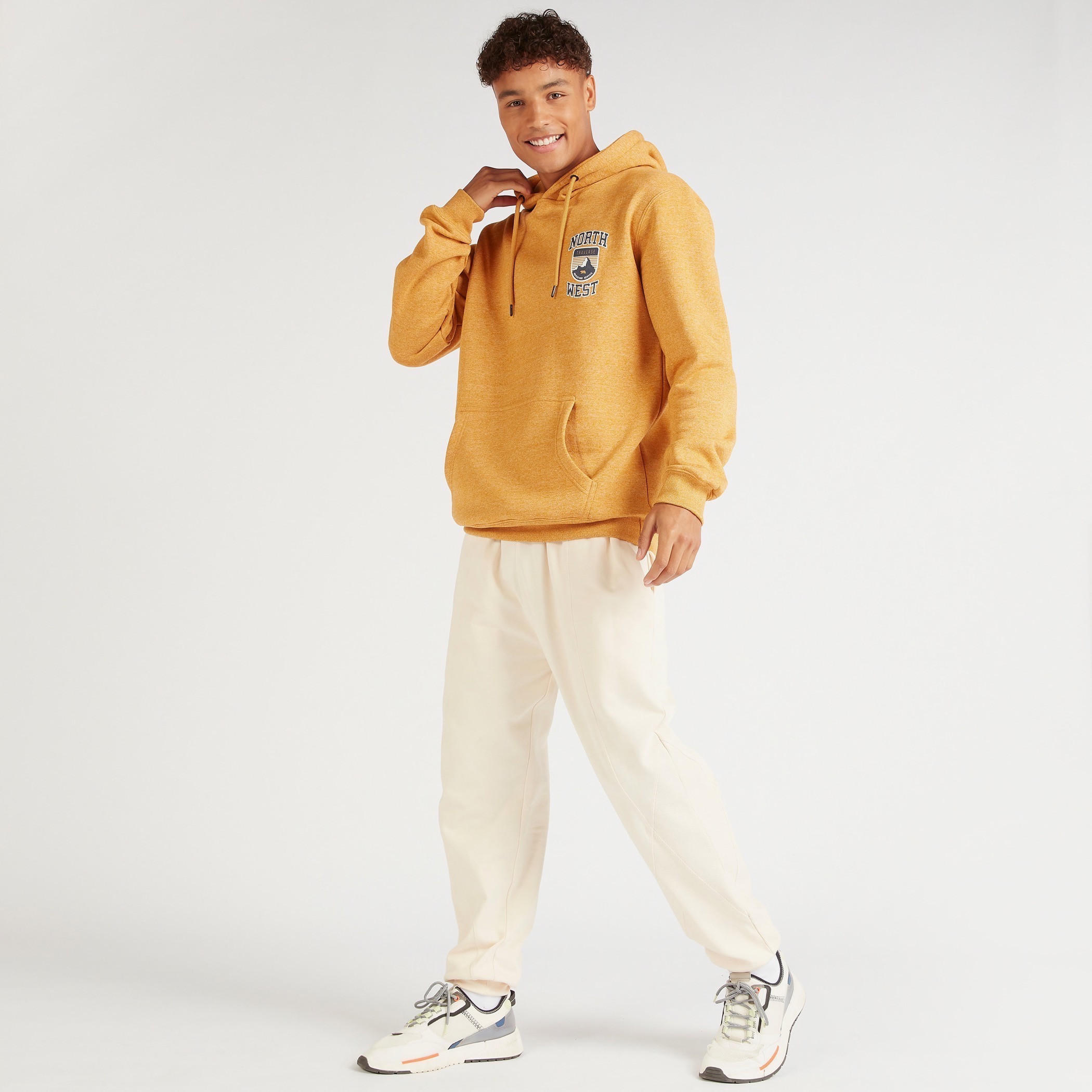 سويت شيرت بقبّعة وأكمام طويلة وطبعات-men-winterwear-hoodiesandsweatshirts-image-1