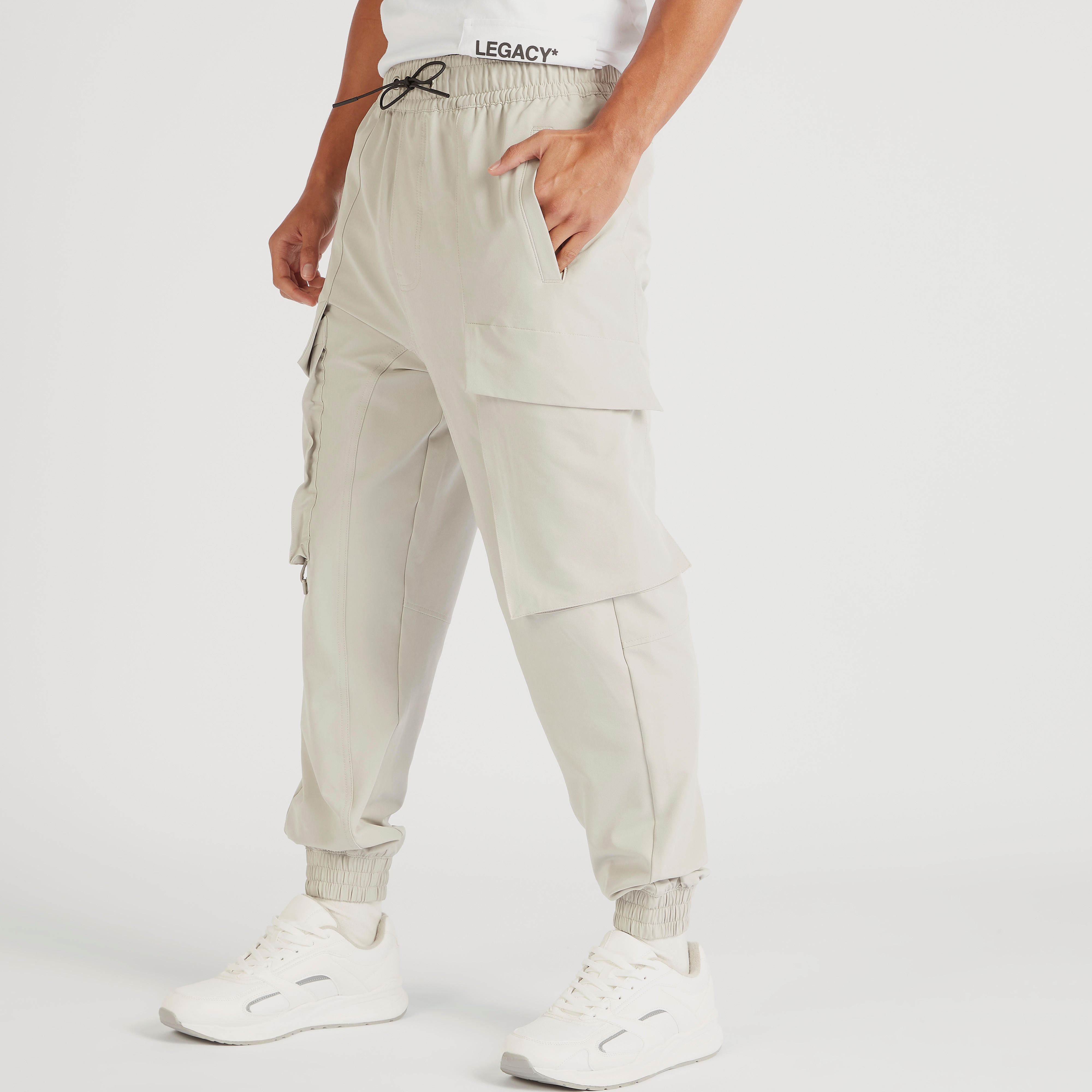 بنطلون رياضي كارجو سادة برباط إغلاق وجيوب-men-clothing-bottoms-joggers-image-1