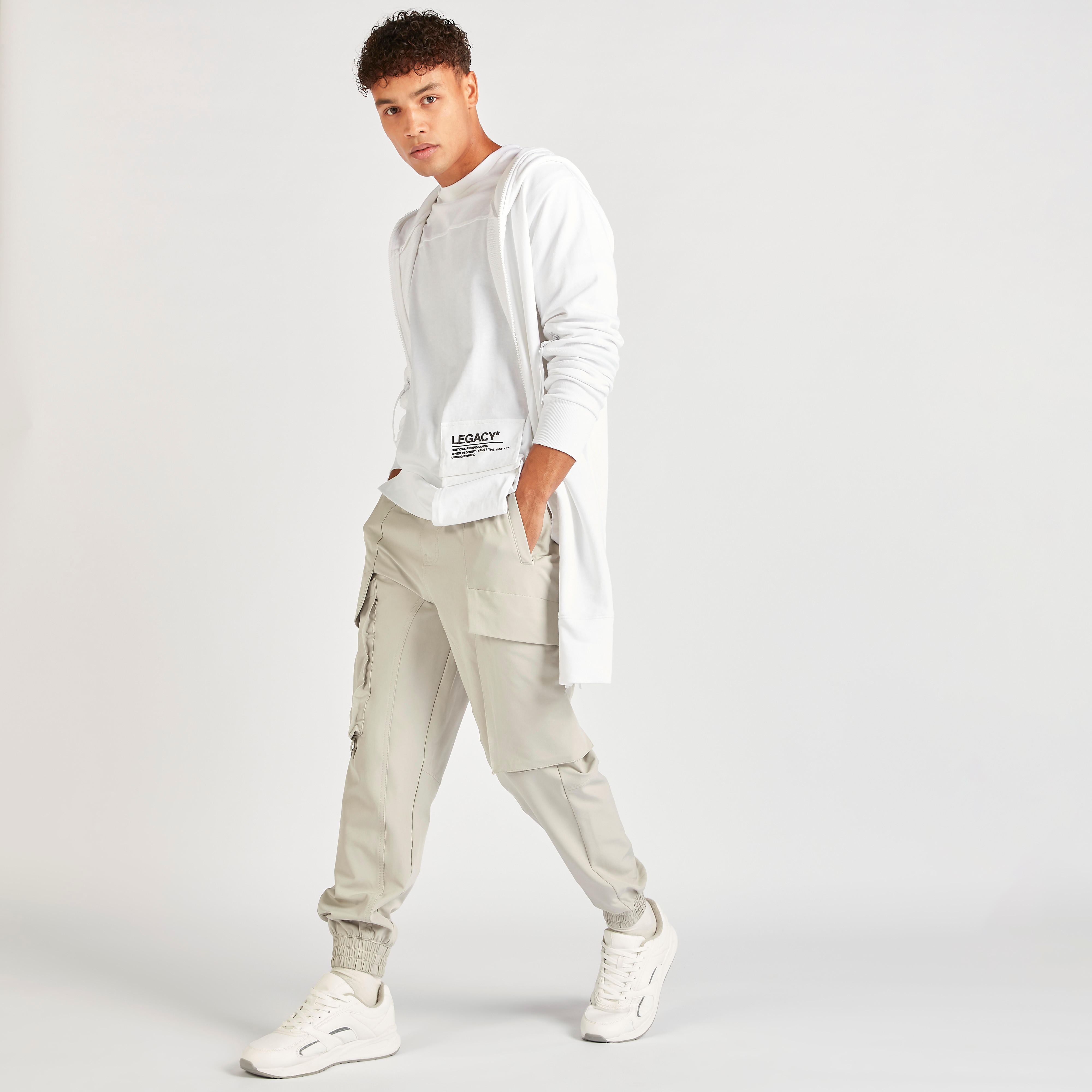 بنطلون رياضي كارجو سادة برباط إغلاق وجيوب-men-clothing-bottoms-joggers-image-2