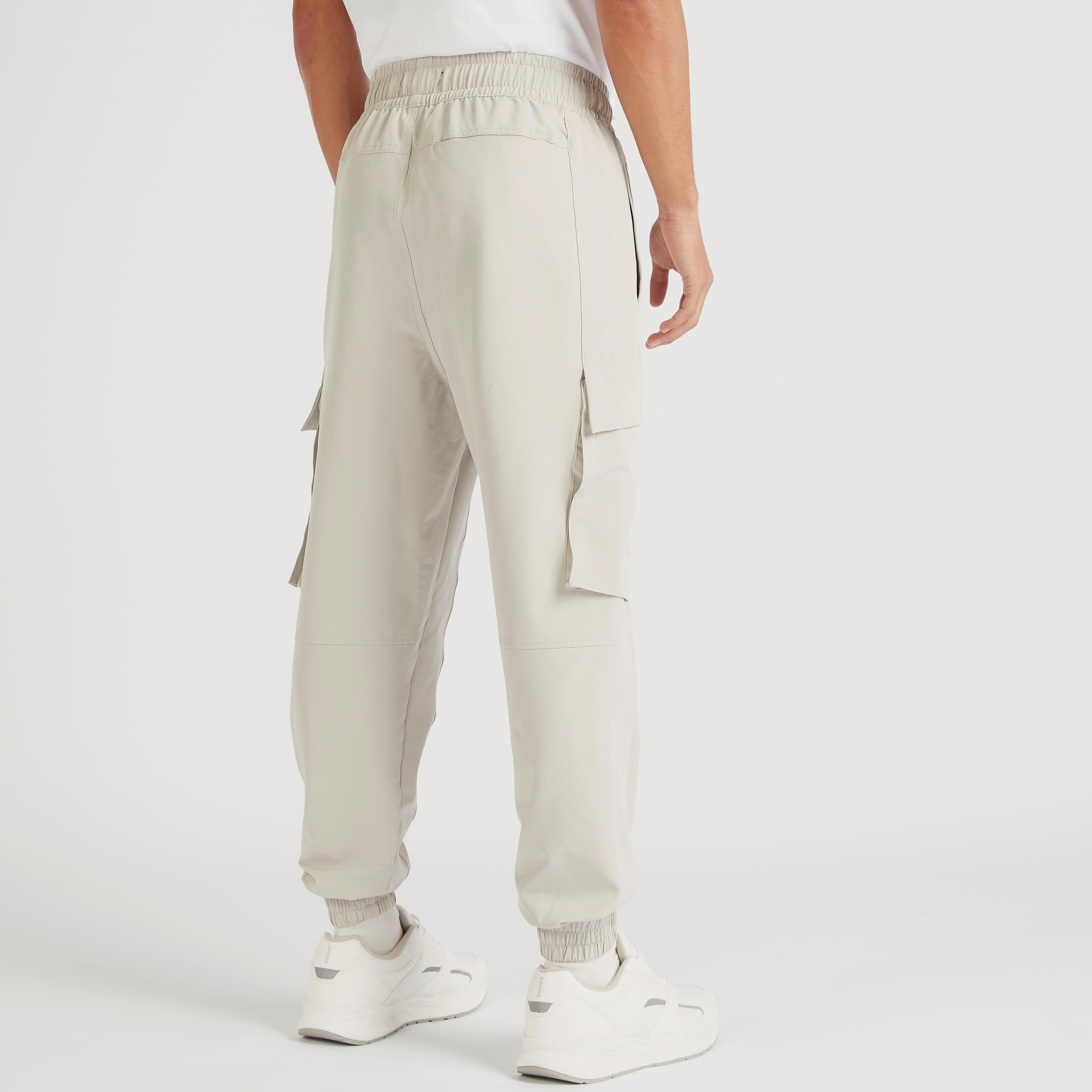 بنطلون رياضي كارجو سادة برباط إغلاق وجيوب-men-clothing-bottoms-joggers-image-4