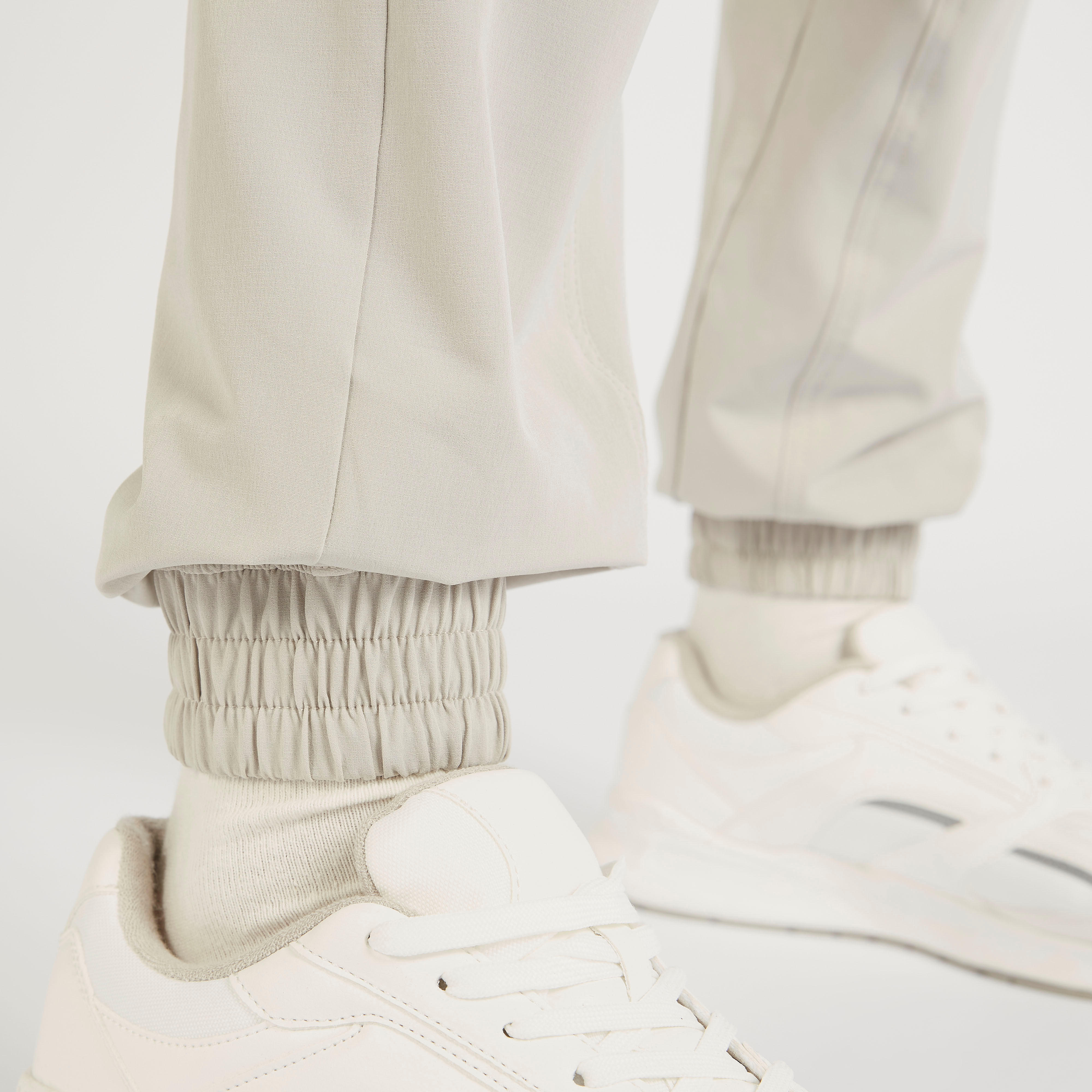 بنطلون رياضي كارجو سادة برباط إغلاق وجيوب-men-clothing-bottoms-joggers-image-5