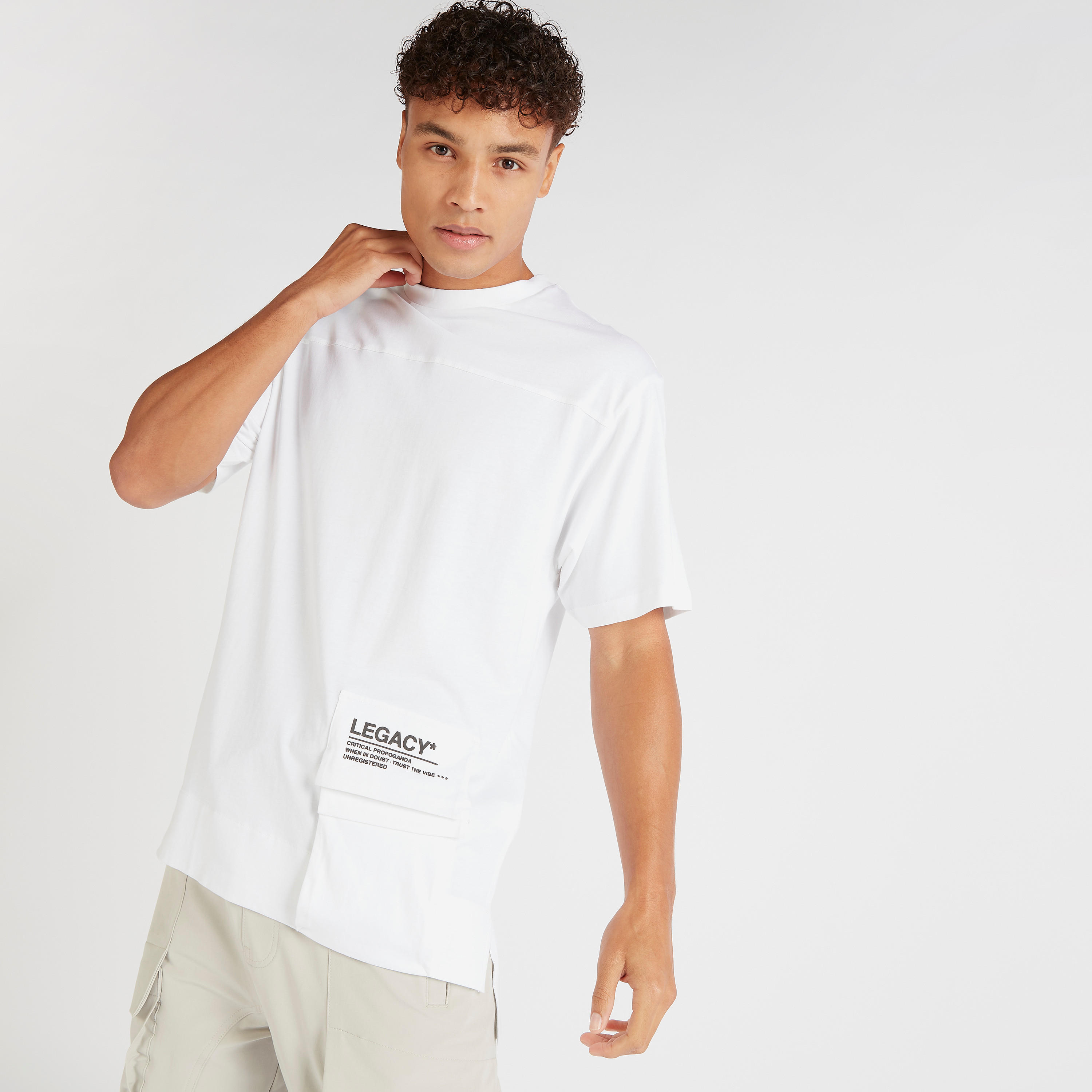 تيشيرت بقصة مريحة وياقة ضيقة وأكمام قصيرة وطبعات-men-clothing-tshirtsandpolos-tshirts-image-1