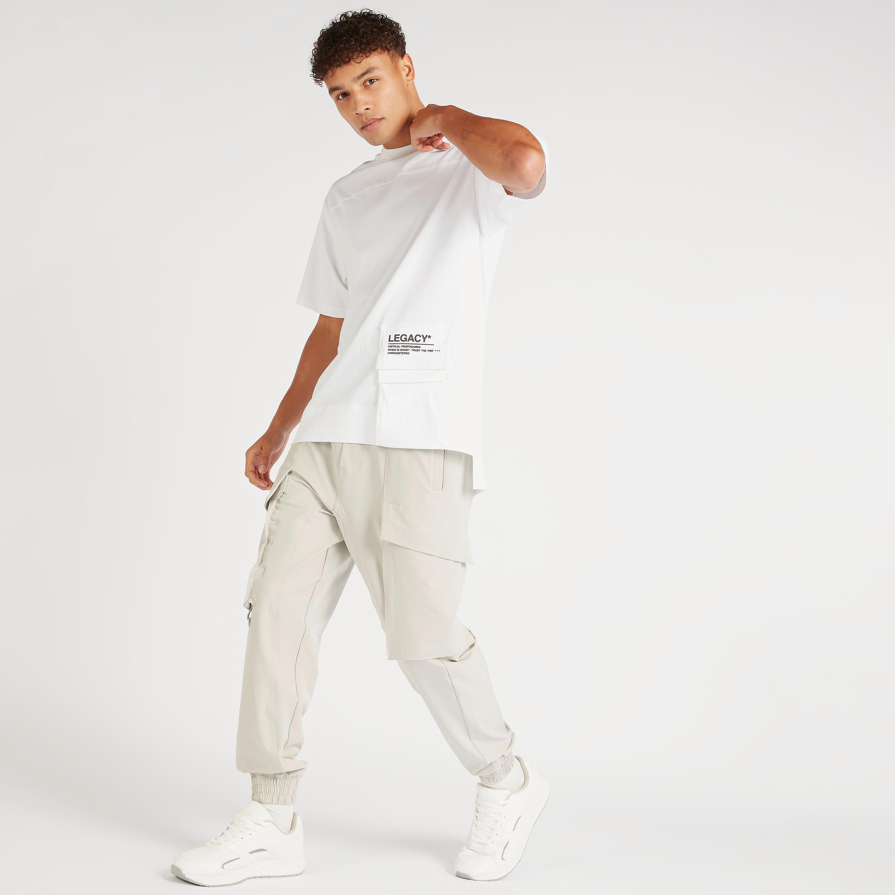 تيشيرت بقصة مريحة وياقة ضيقة وأكمام قصيرة وطبعات-men-clothing-tshirtsandpolos-tshirts-image-2