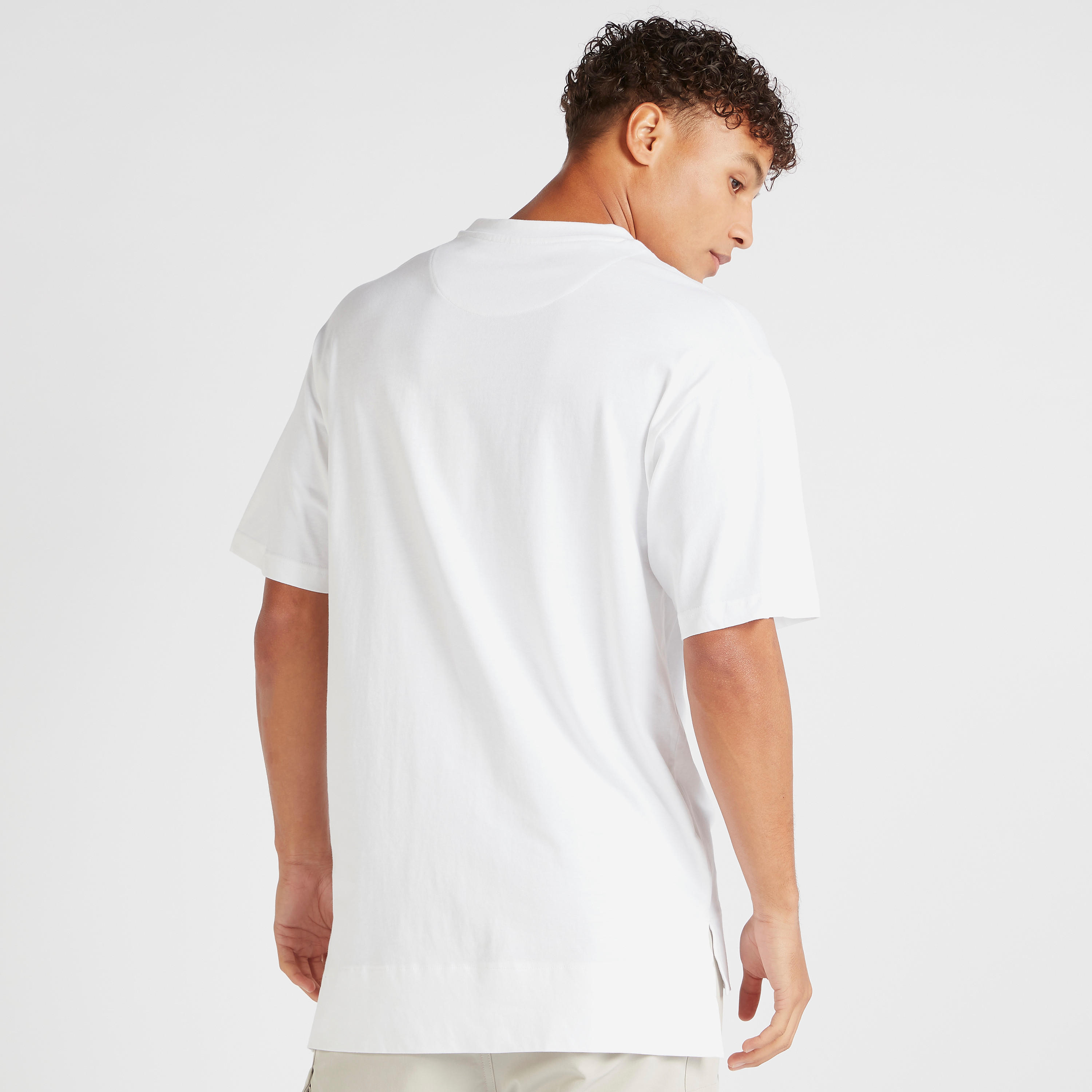 تيشيرت بقصة مريحة وياقة ضيقة وأكمام قصيرة وطبعات-men-clothing-tshirtsandpolos-tshirts-image-4