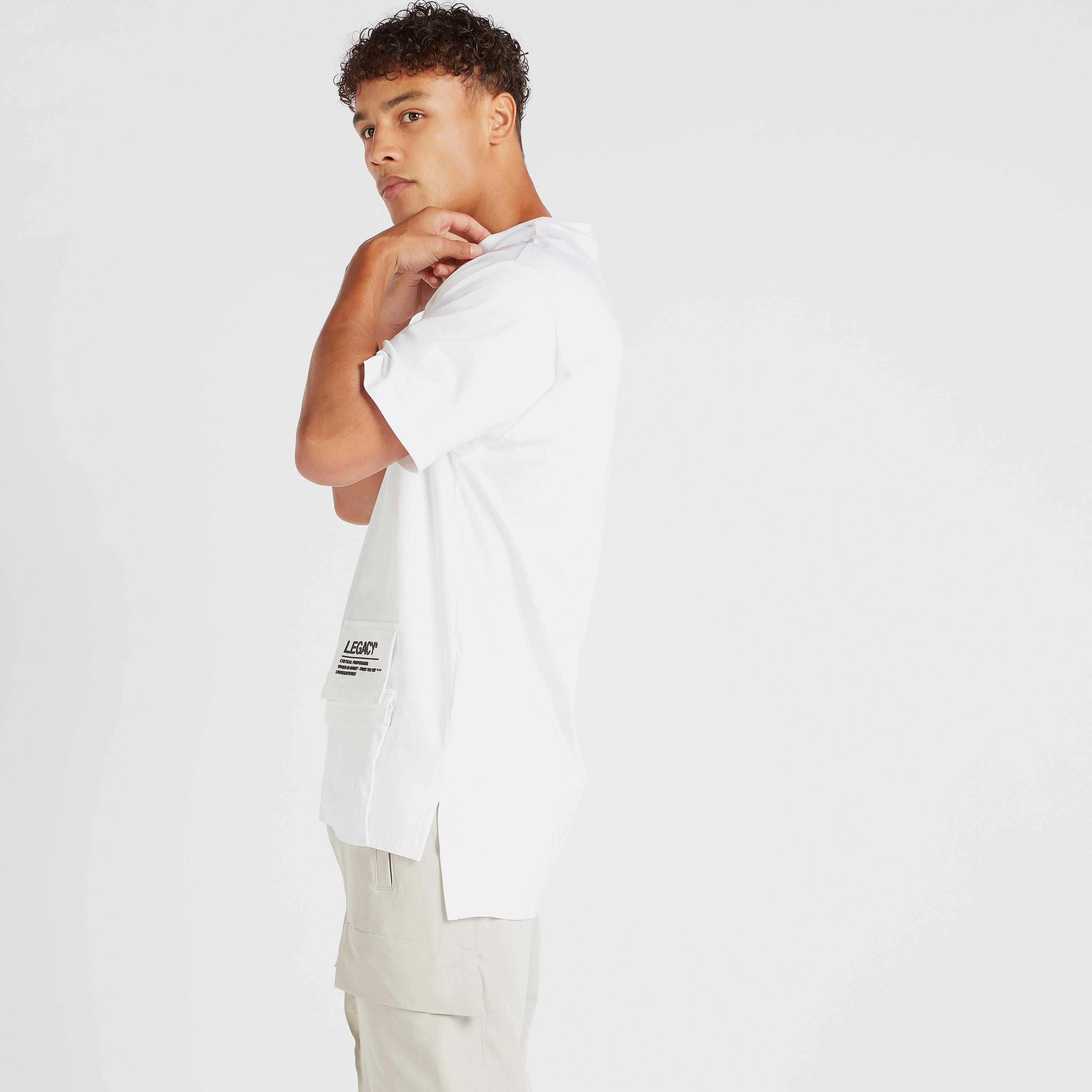 تيشيرت بقصة مريحة وياقة ضيقة وأكمام قصيرة وطبعات-men-clothing-tshirtsandpolos-tshirts-image-5