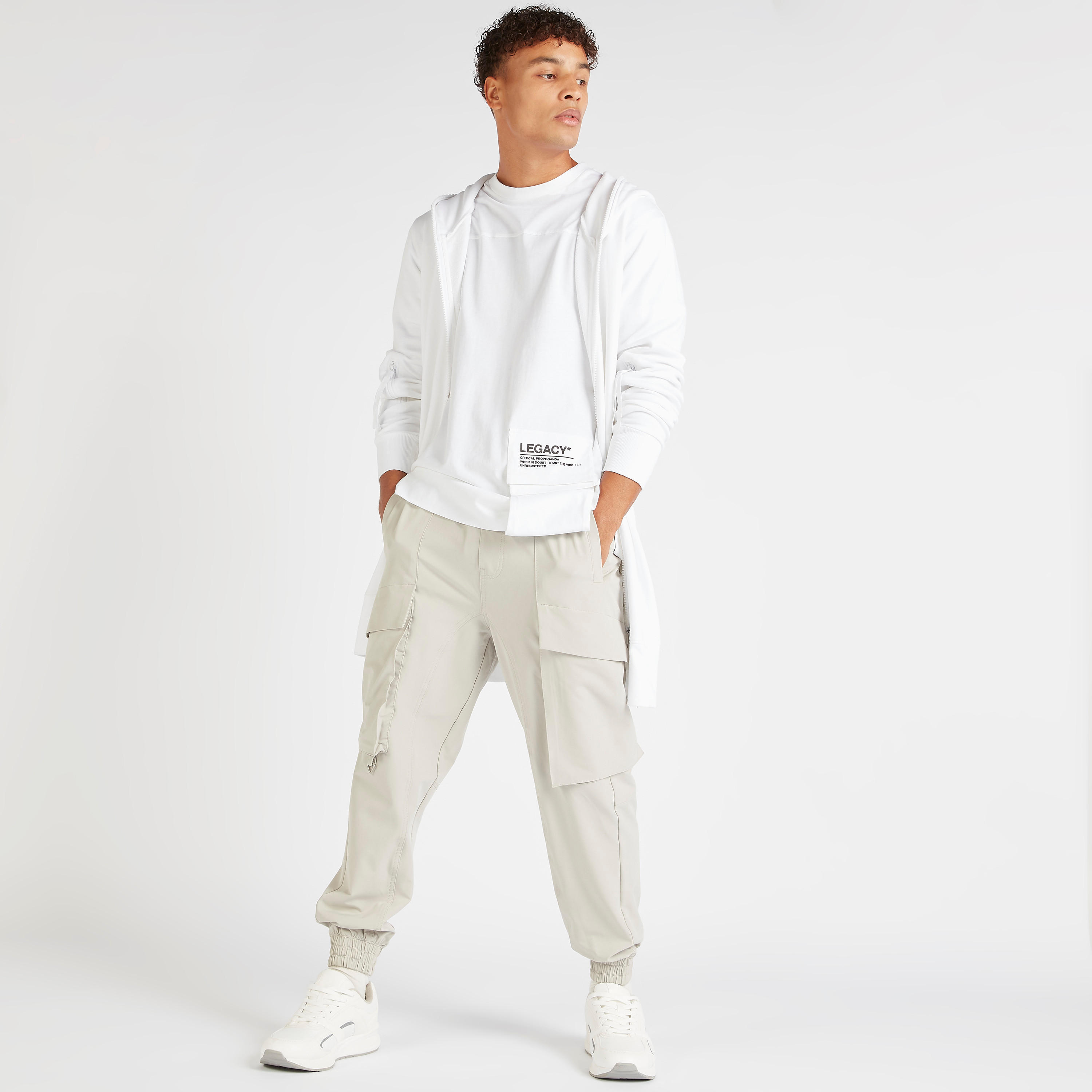 تيشيرت بقصة مريحة وياقة ضيقة وأكمام قصيرة وطبعات-men-clothing-tshirtsandpolos-tshirts-image-6
