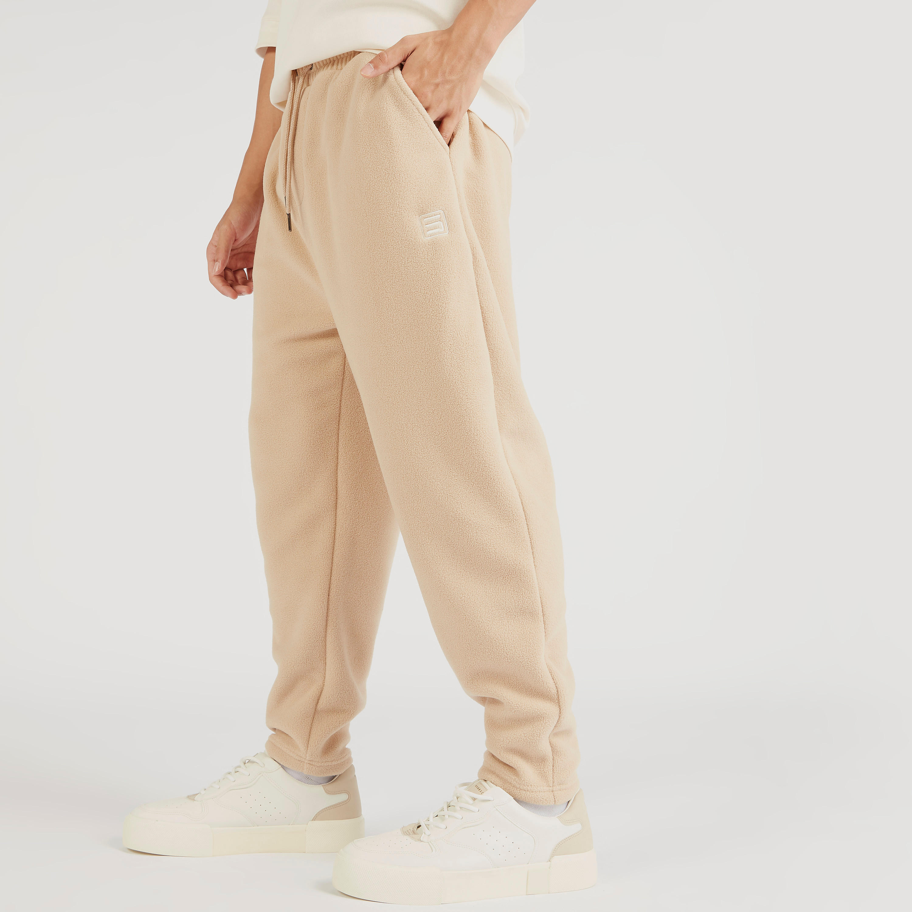 بنطلون رياضي بارز الملمس بخصر متوسط الارتفاع ورباط إغلاق وجيوب-men-clothing-bottoms-joggers-image-6