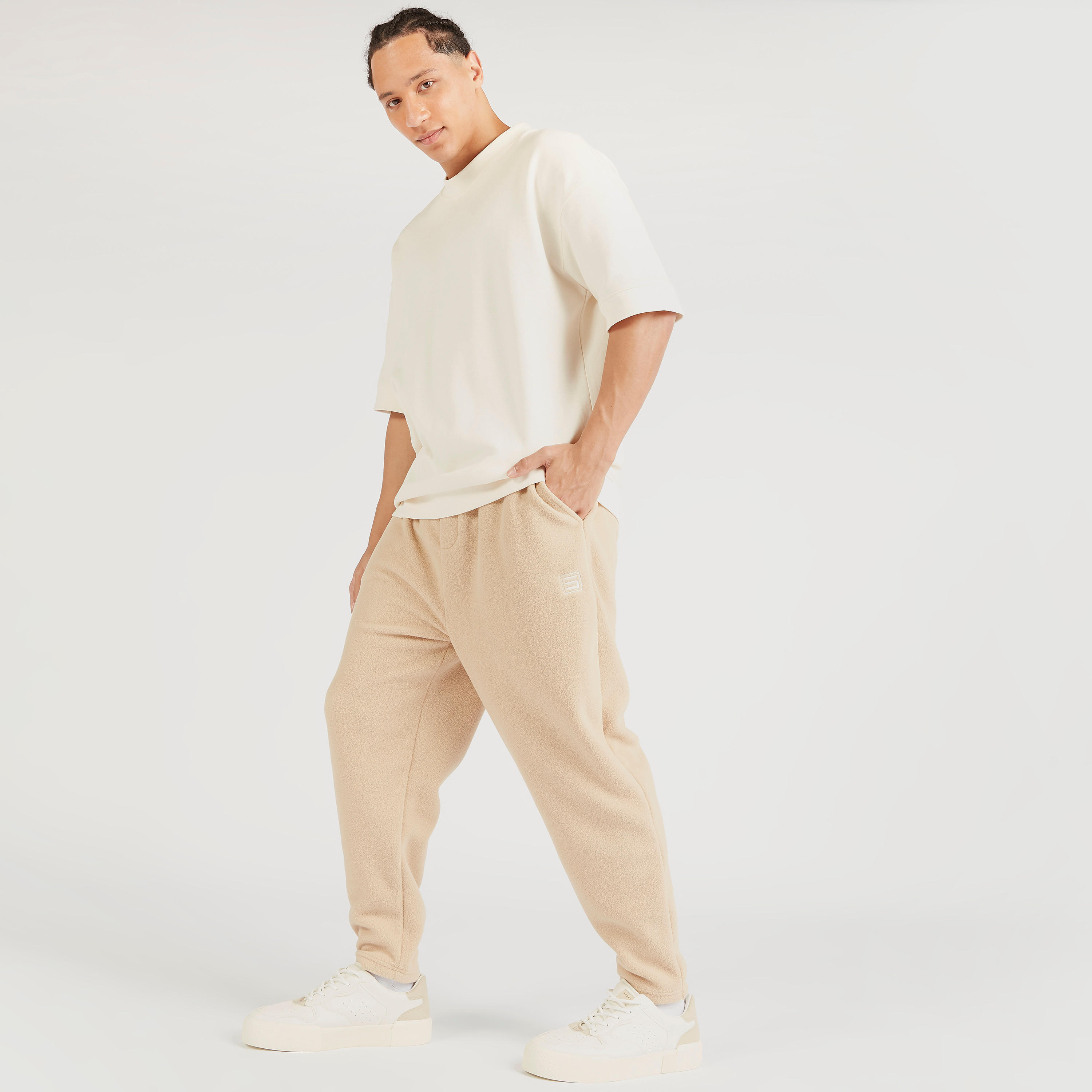 بنطلون رياضي بارز الملمس بخصر متوسط الارتفاع ورباط إغلاق وجيوب-men-clothing-bottoms-joggers-image-5