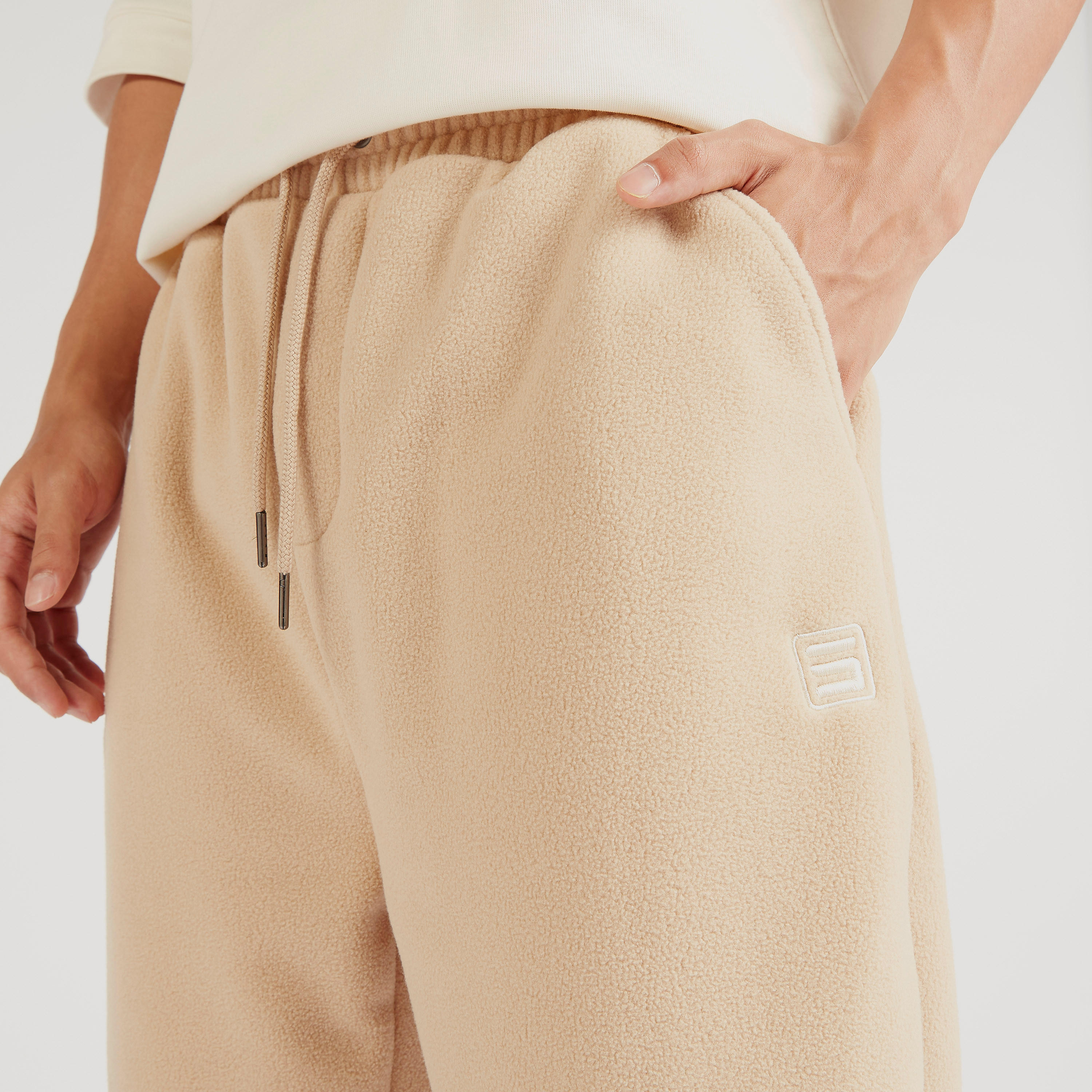 بنطلون رياضي بارز الملمس بخصر متوسط الارتفاع ورباط إغلاق وجيوب-men-clothing-bottoms-joggers-image-4