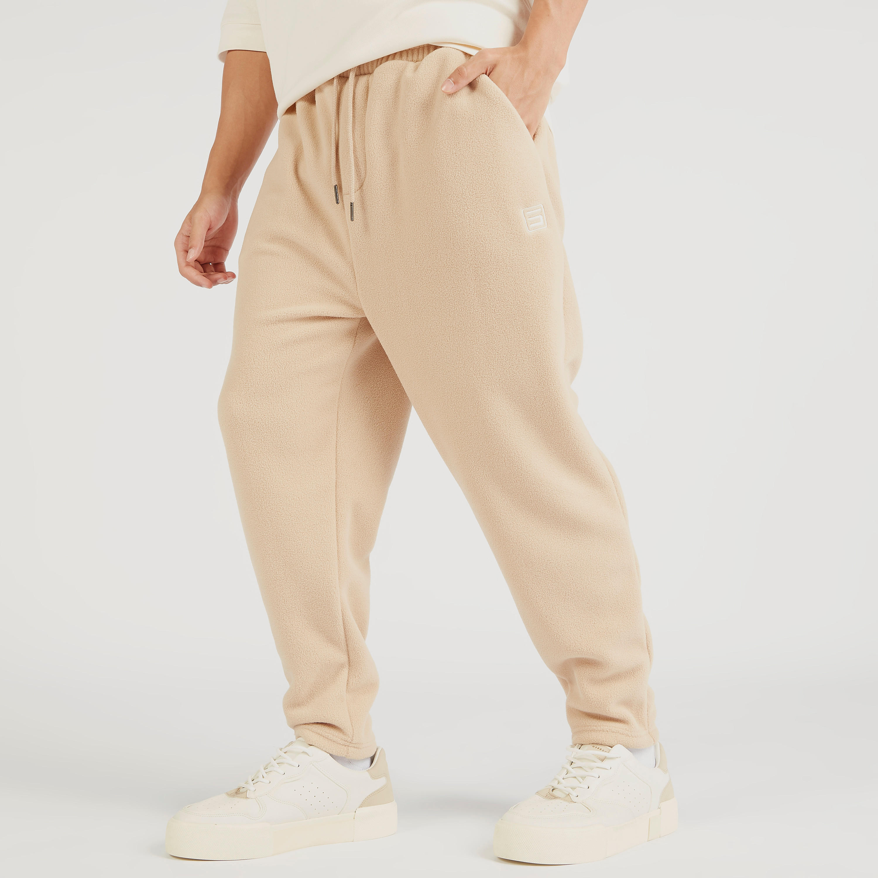 بنطلون رياضي بارز الملمس بخصر متوسط الارتفاع ورباط إغلاق وجيوب-men-clothing-bottoms-joggers-image-2
