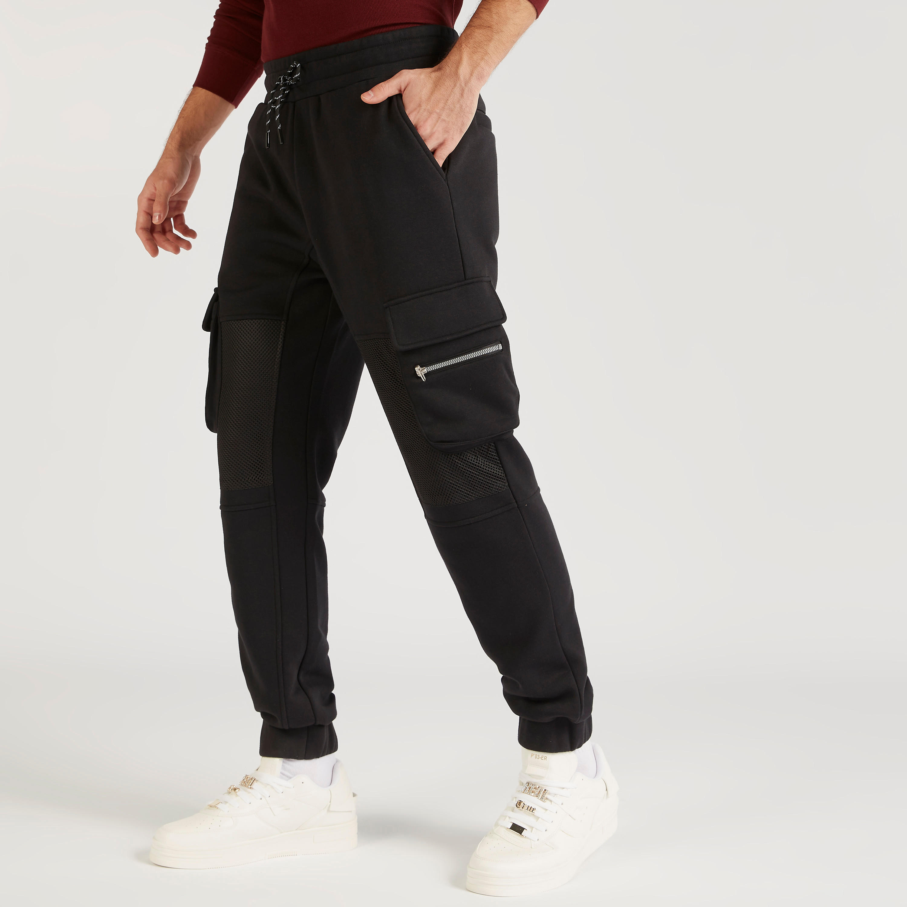 بنطلون رياضي سادة بقصّة مريحة وخصر متوسّط الارتفاع وتفاصيل شبكيّة-men-clothing-bottoms-joggers-image-1