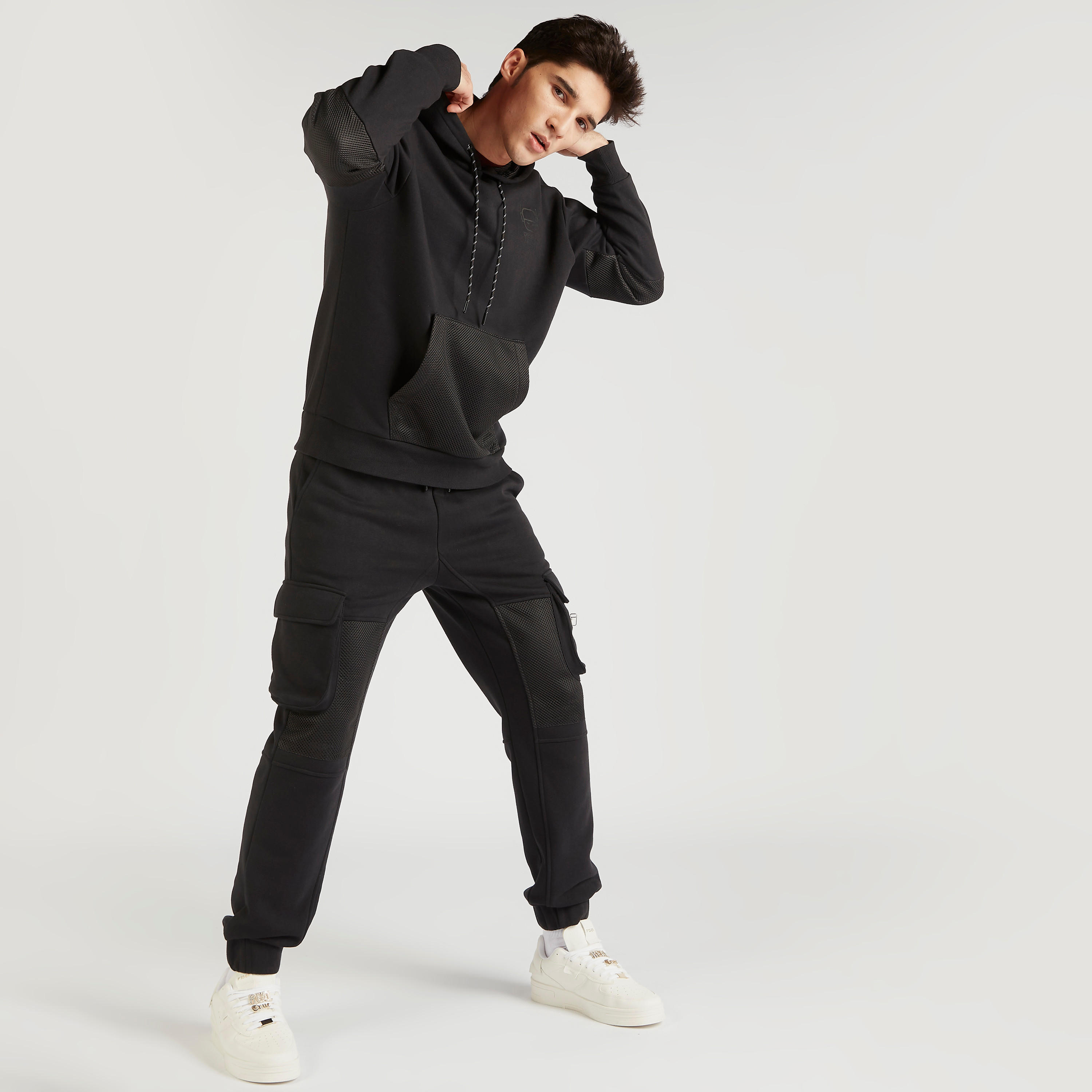بنطلون رياضي سادة بقصّة مريحة وخصر متوسّط الارتفاع وتفاصيل شبكيّة-men-clothing-bottoms-joggers-image-2
