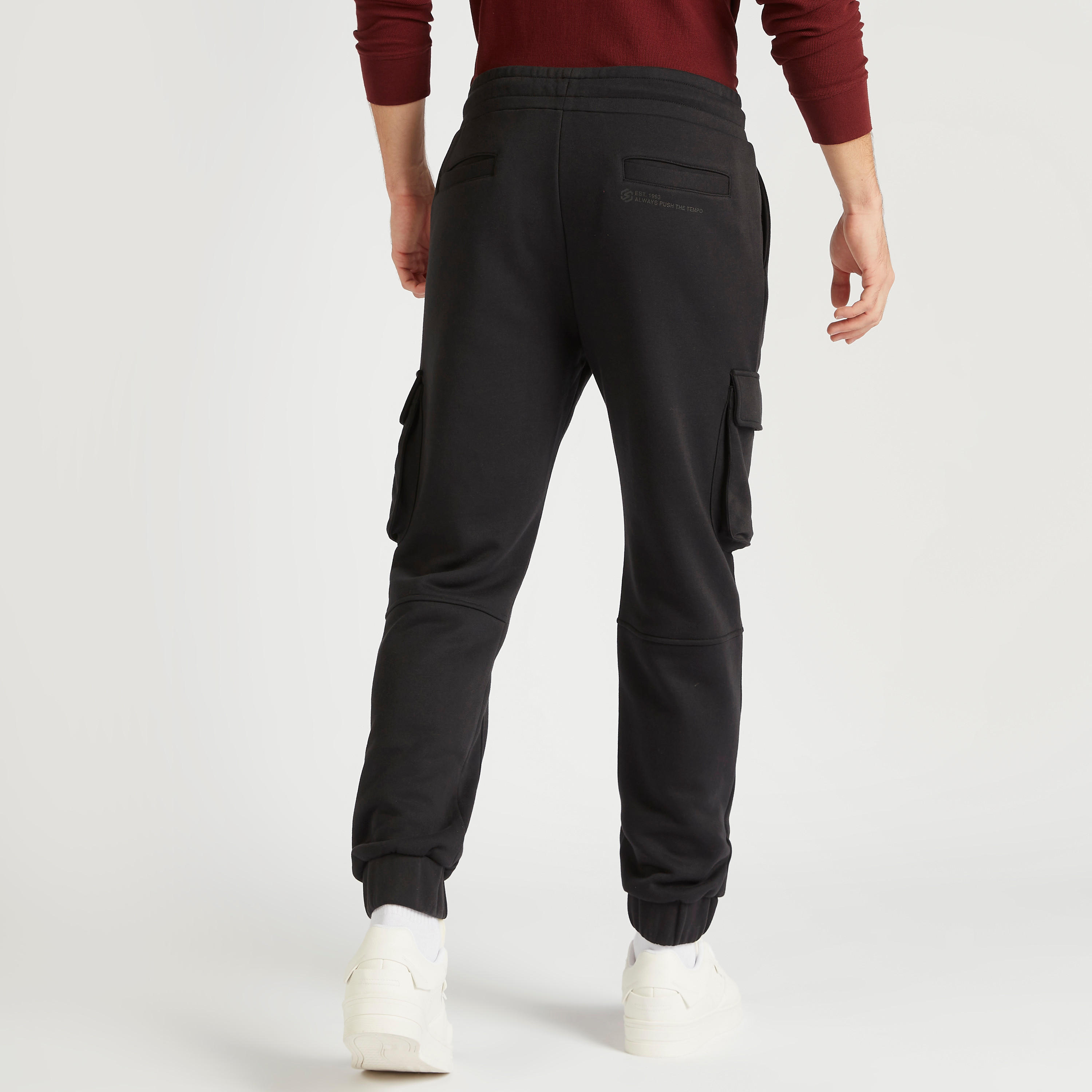 بنطلون رياضي سادة بقصّة مريحة وخصر متوسّط الارتفاع وتفاصيل شبكيّة-men-clothing-bottoms-joggers-image-4