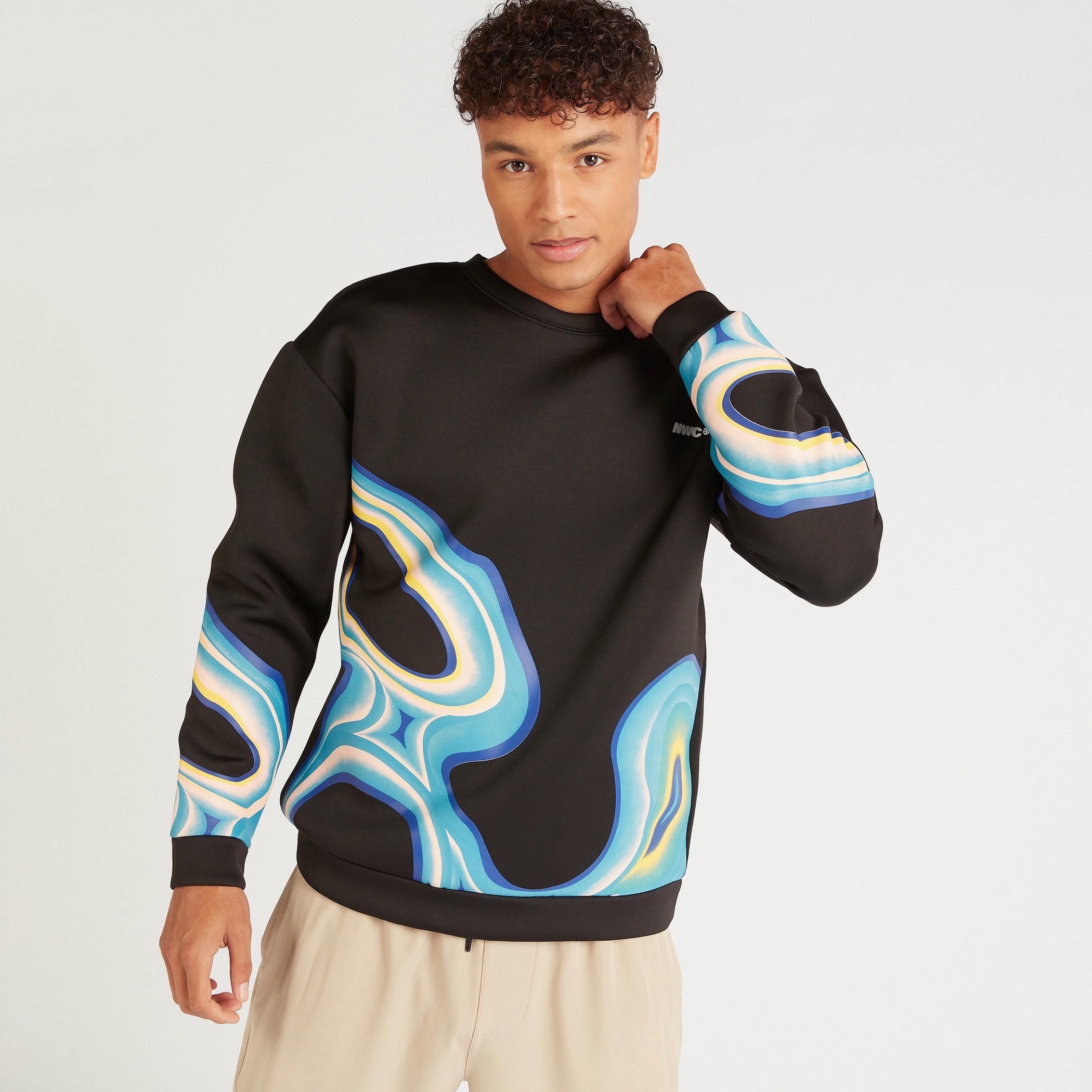 سويت شيرت بأكمام طويلة وياقة ضيّقة وطبعات-men-winterwear-hoodiesandsweatshirts-image-1