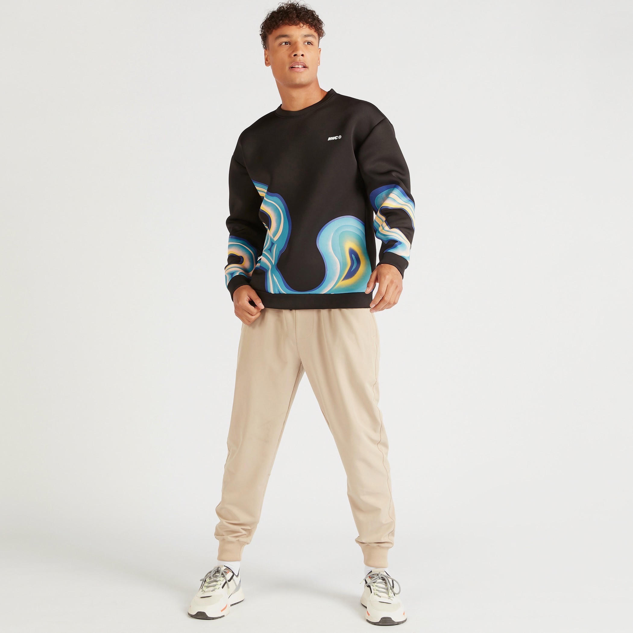 سويت شيرت بأكمام طويلة وياقة ضيّقة وطبعات-men-winterwear-hoodiesandsweatshirts-image-2
