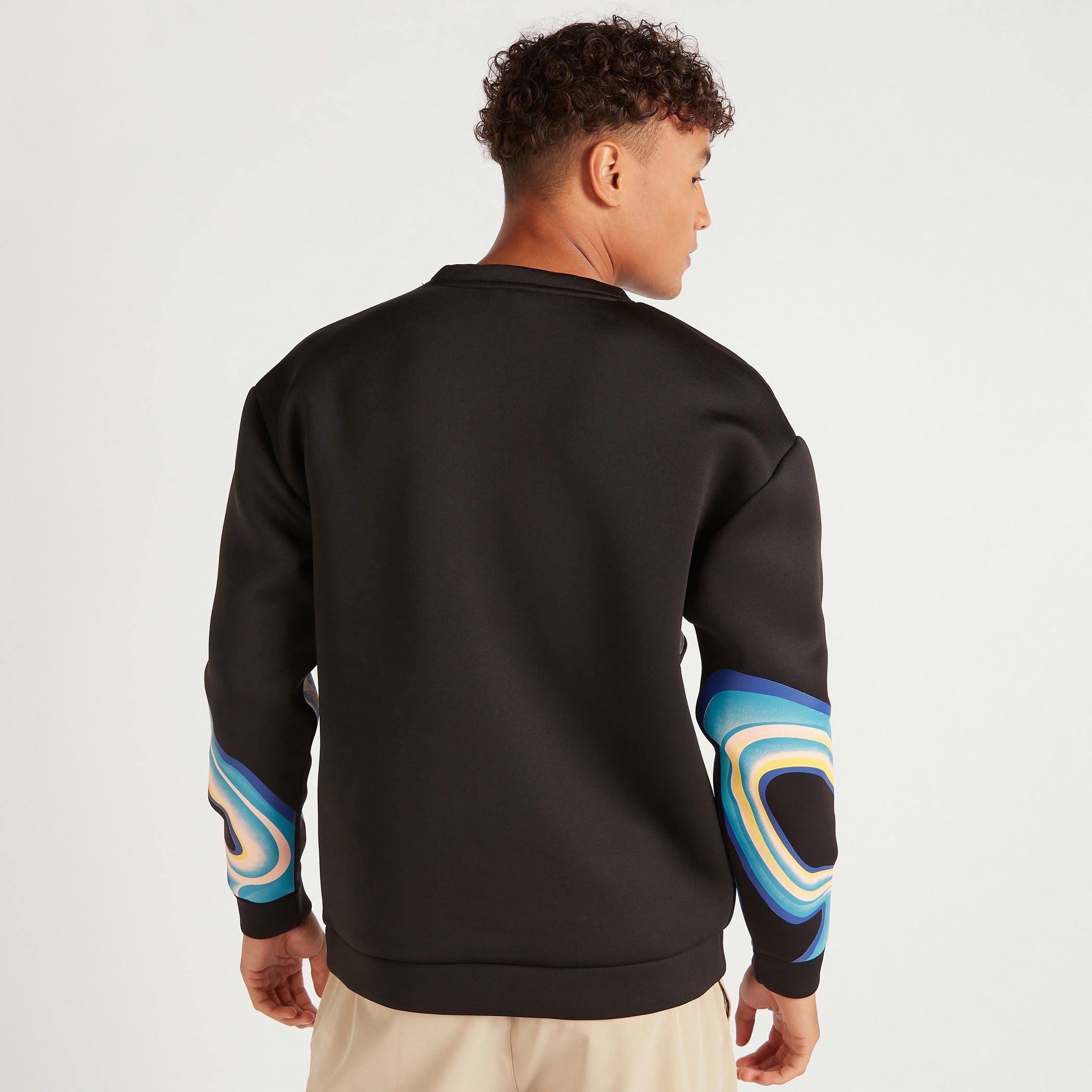 سويت شيرت بأكمام طويلة وياقة ضيّقة وطبعات-men-winterwear-hoodiesandsweatshirts-image-4