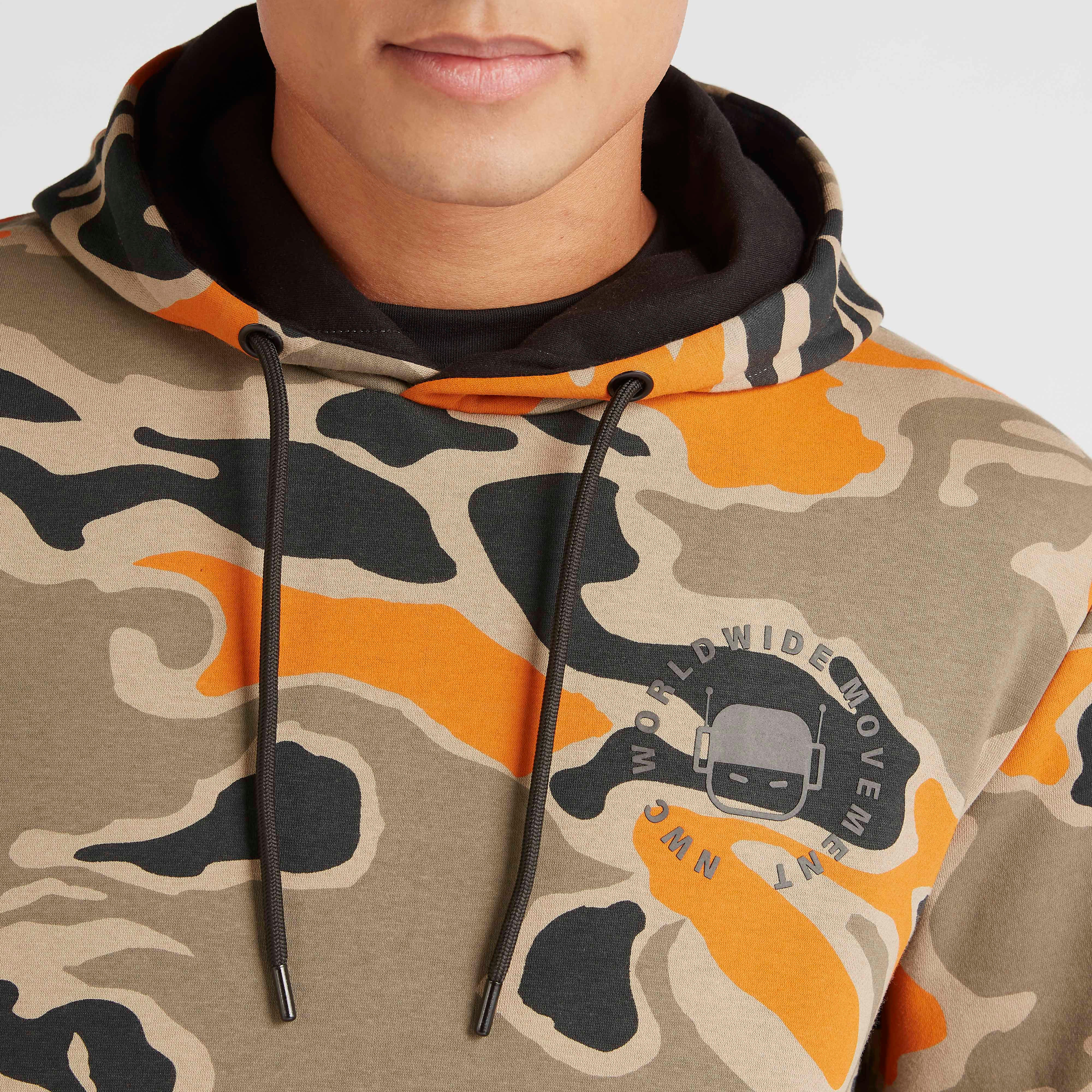هودي بطبعات وقبعّة وأكمام طويلة وجيوب كنغر-men-winterwear-hoodiesandsweatshirts-image-4