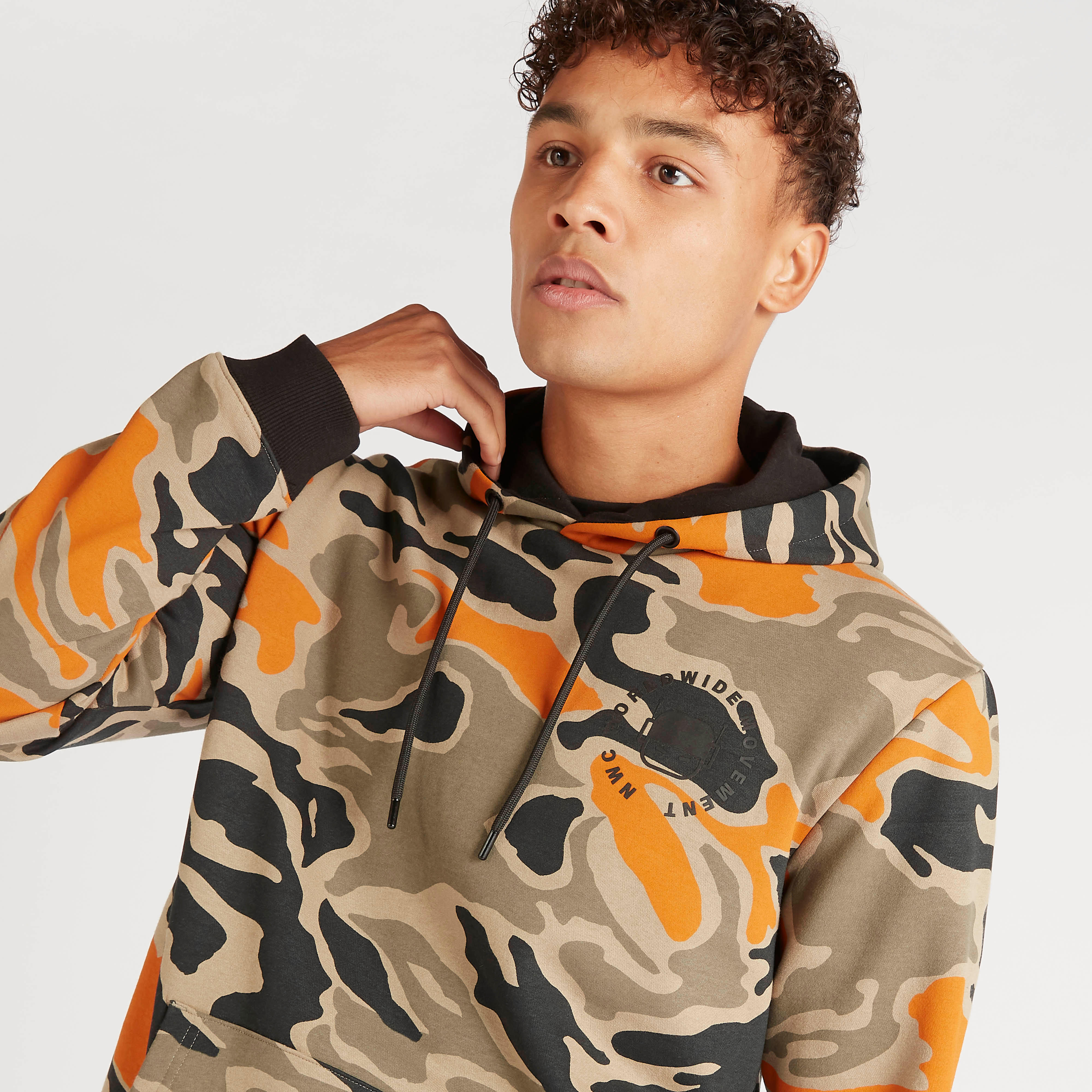 هودي بطبعات وقبعّة وأكمام طويلة وجيوب كنغر-men-winterwear-hoodiesandsweatshirts-image-2