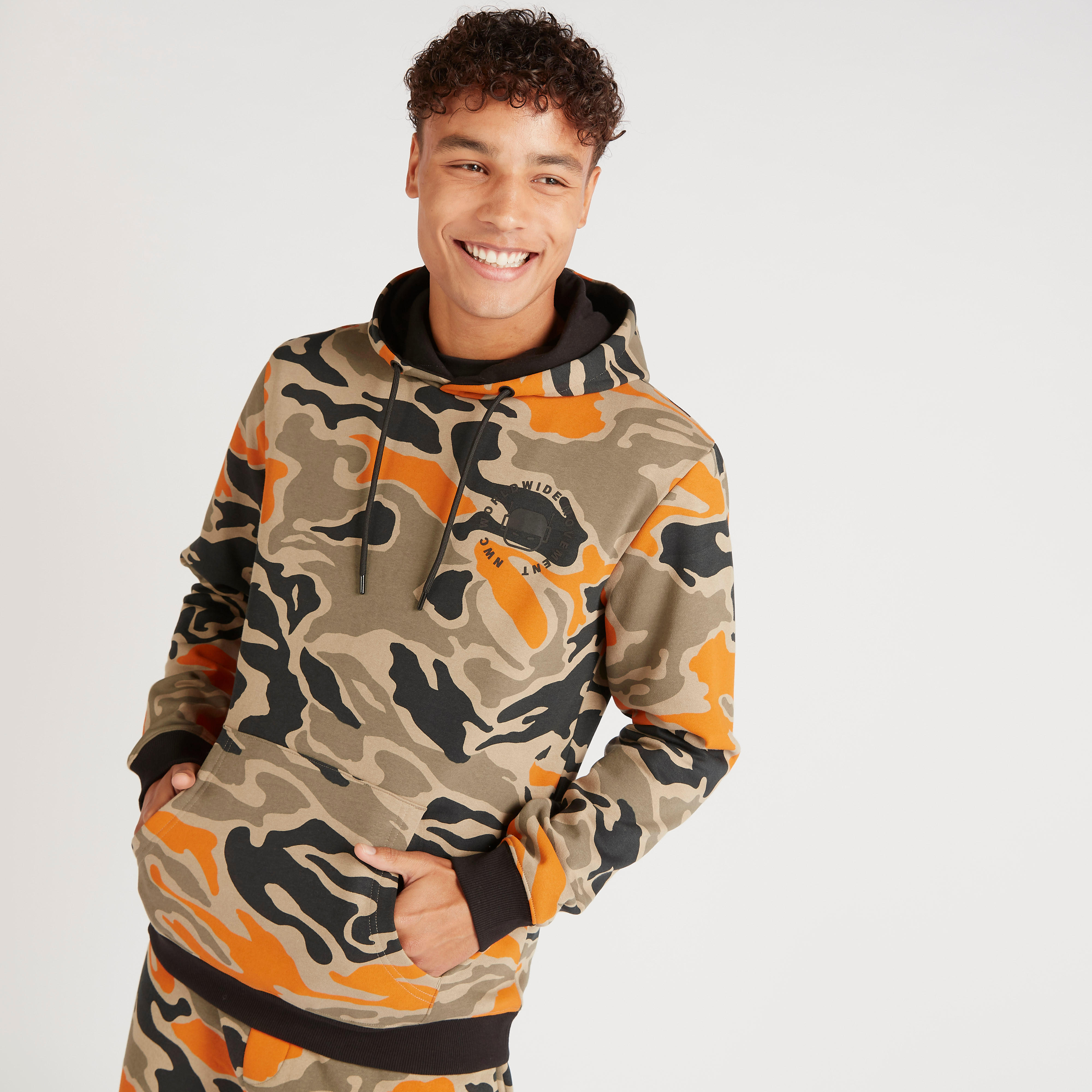 هودي بطبعات وقبعّة وأكمام طويلة وجيوب كنغر-men-winterwear-hoodiesandsweatshirts-image-1