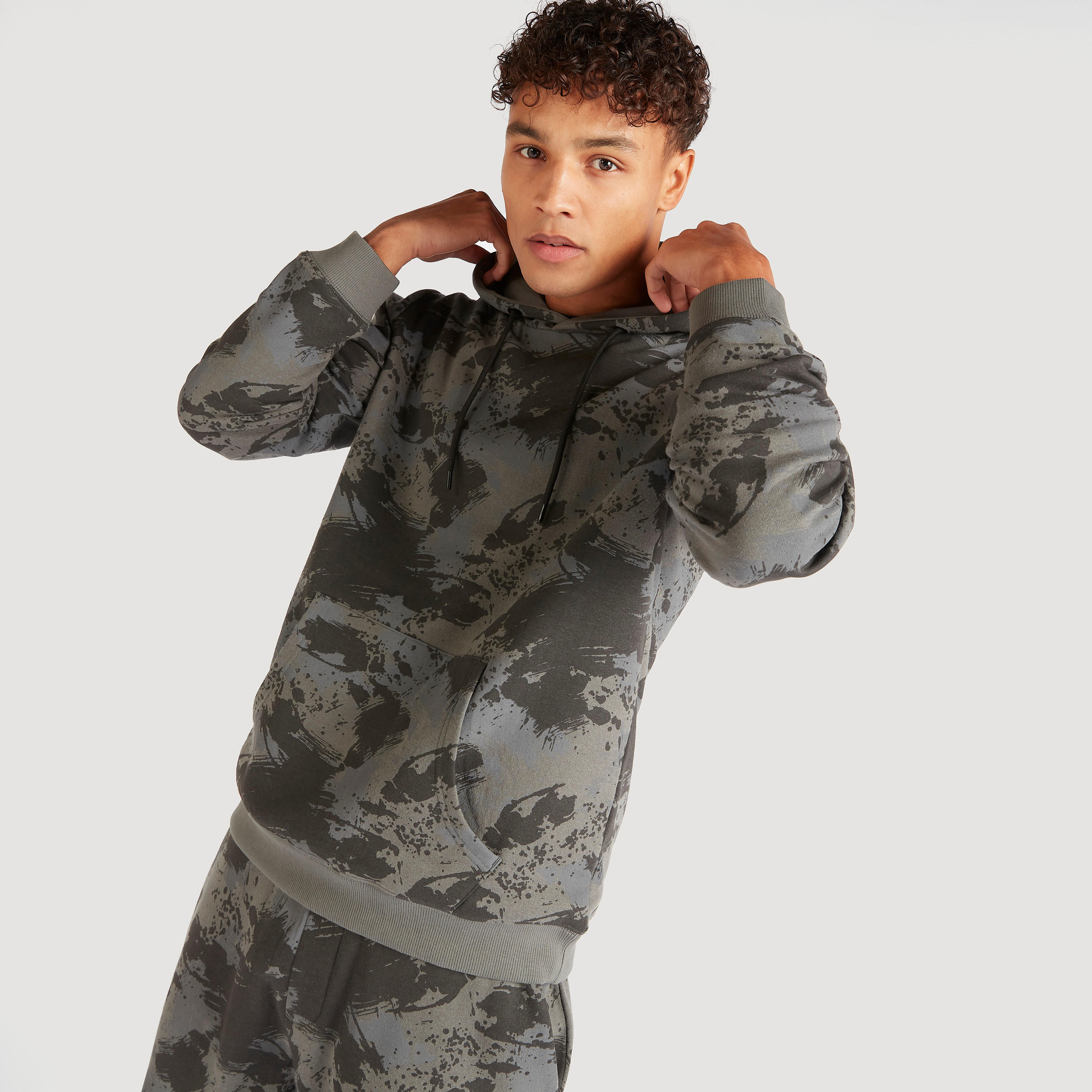 سويت شيرت بقبّعة وطبعات-men-winterwear-hoodiesandsweatshirts-image-7