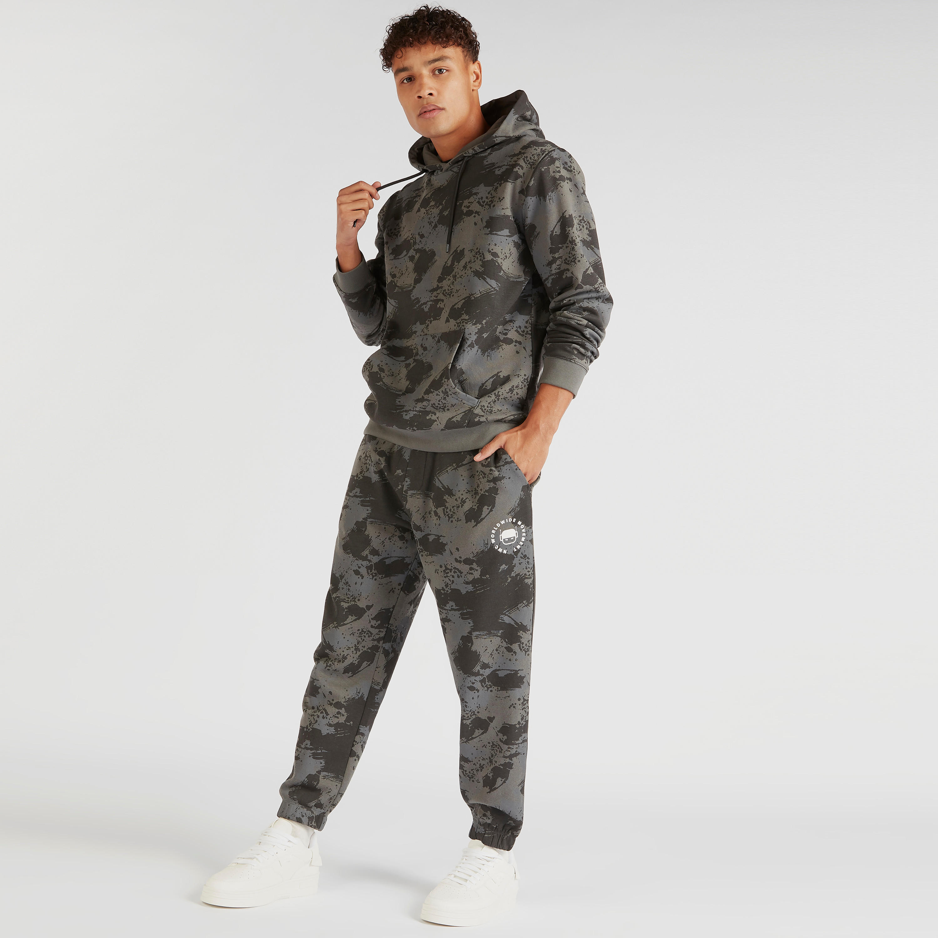 سويت شيرت بقبّعة وطبعات-men-winterwear-hoodiesandsweatshirts-image-6