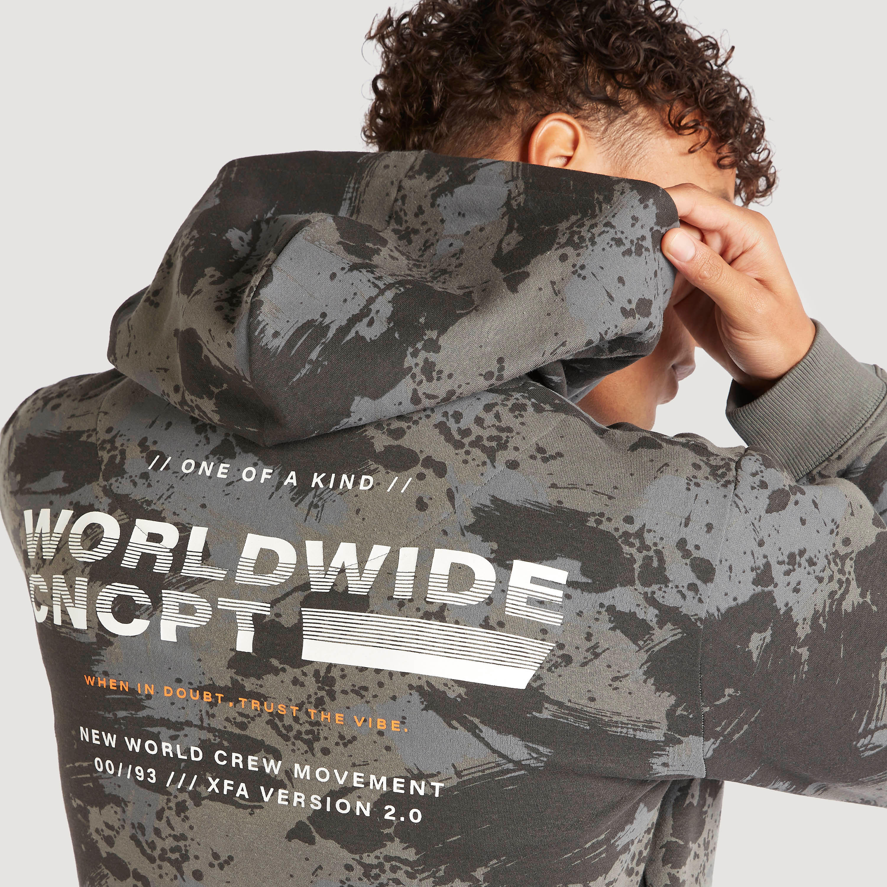 سويت شيرت بقبّعة وطبعات-men-winterwear-hoodiesandsweatshirts-image-5