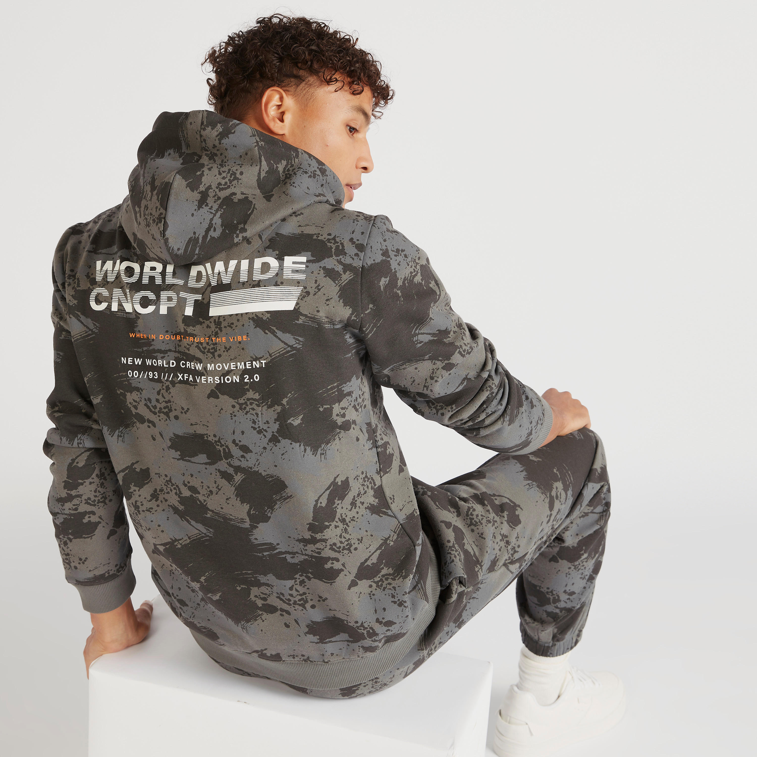 سويت شيرت بقبّعة وطبعات-men-winterwear-hoodiesandsweatshirts-image-4