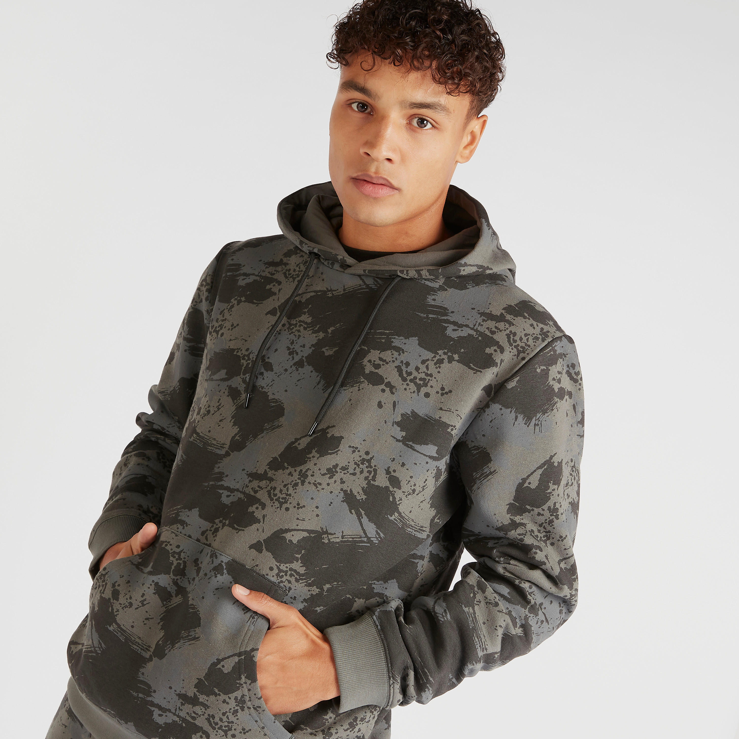 سويت شيرت بقبّعة وطبعات-men-winterwear-hoodiesandsweatshirts-image-3