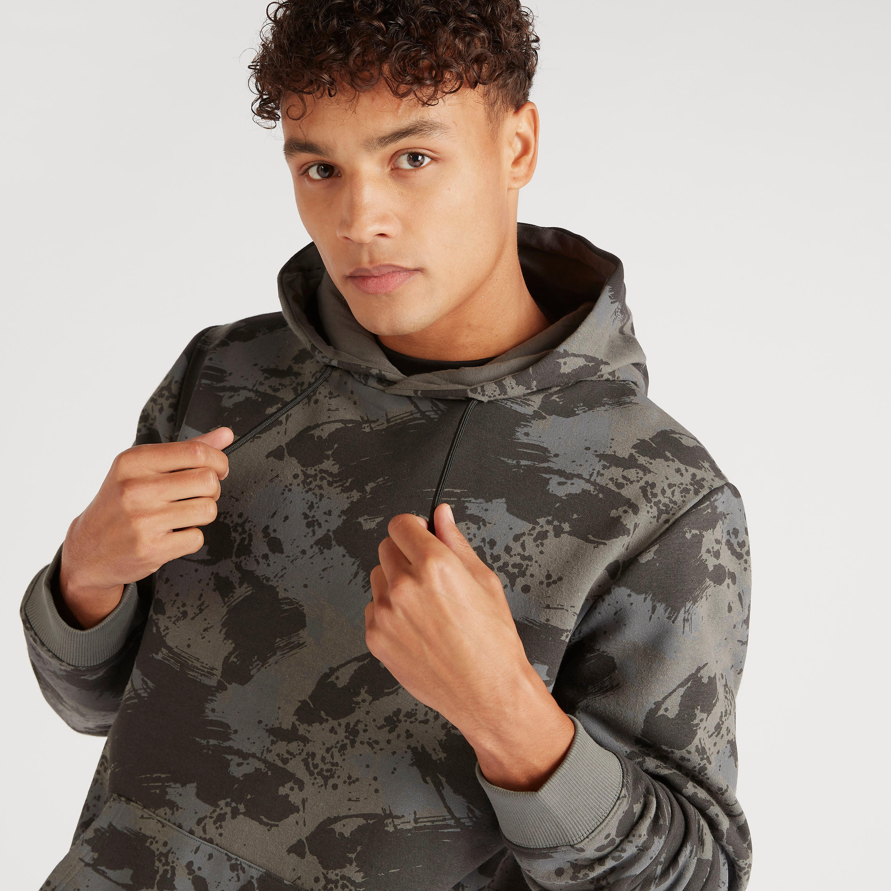 سويت شيرت بقبّعة وطبعات-men-winterwear-hoodiesandsweatshirts-image-2
