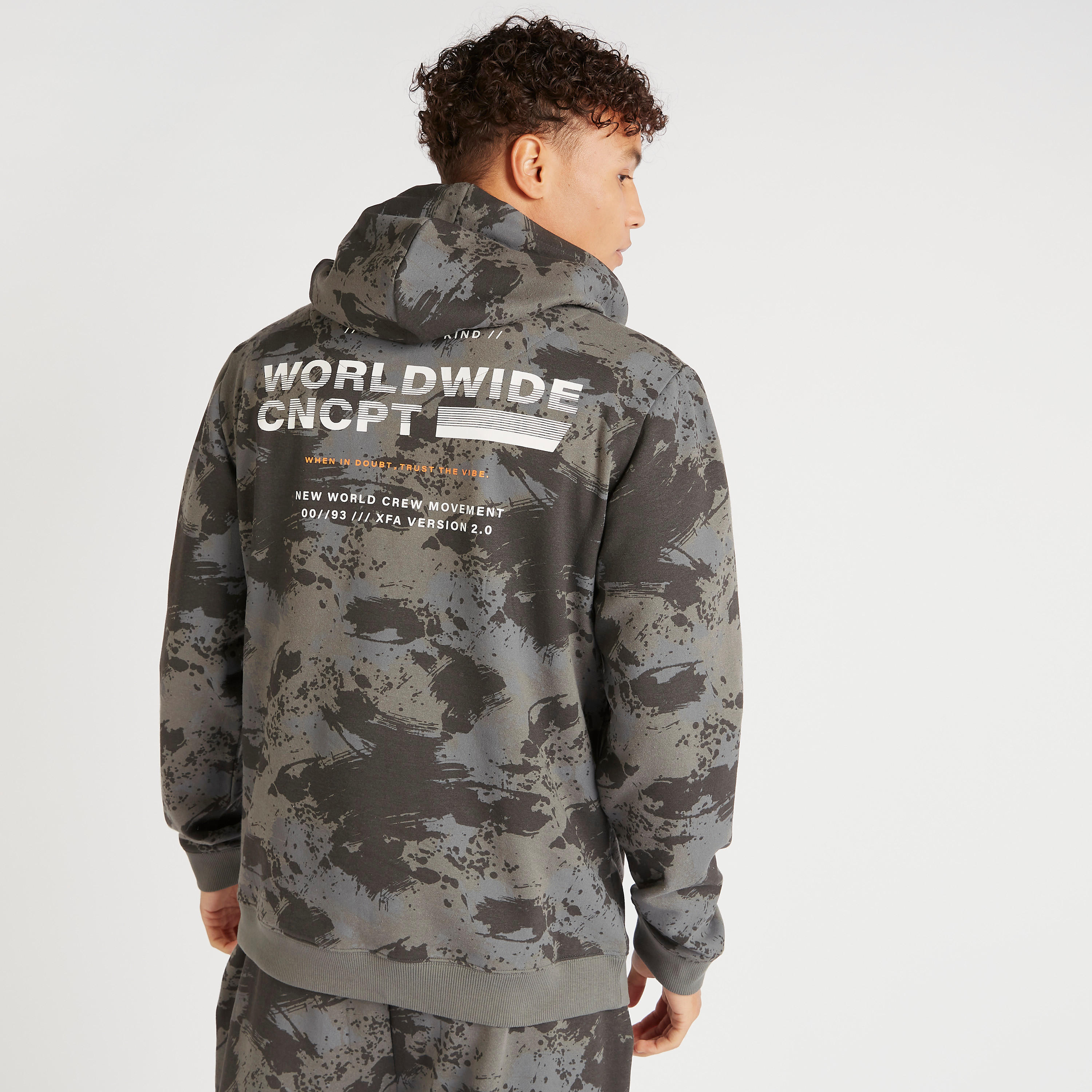 سويت شيرت بقبّعة وطبعات-men-winterwear-hoodiesandsweatshirts-image-1